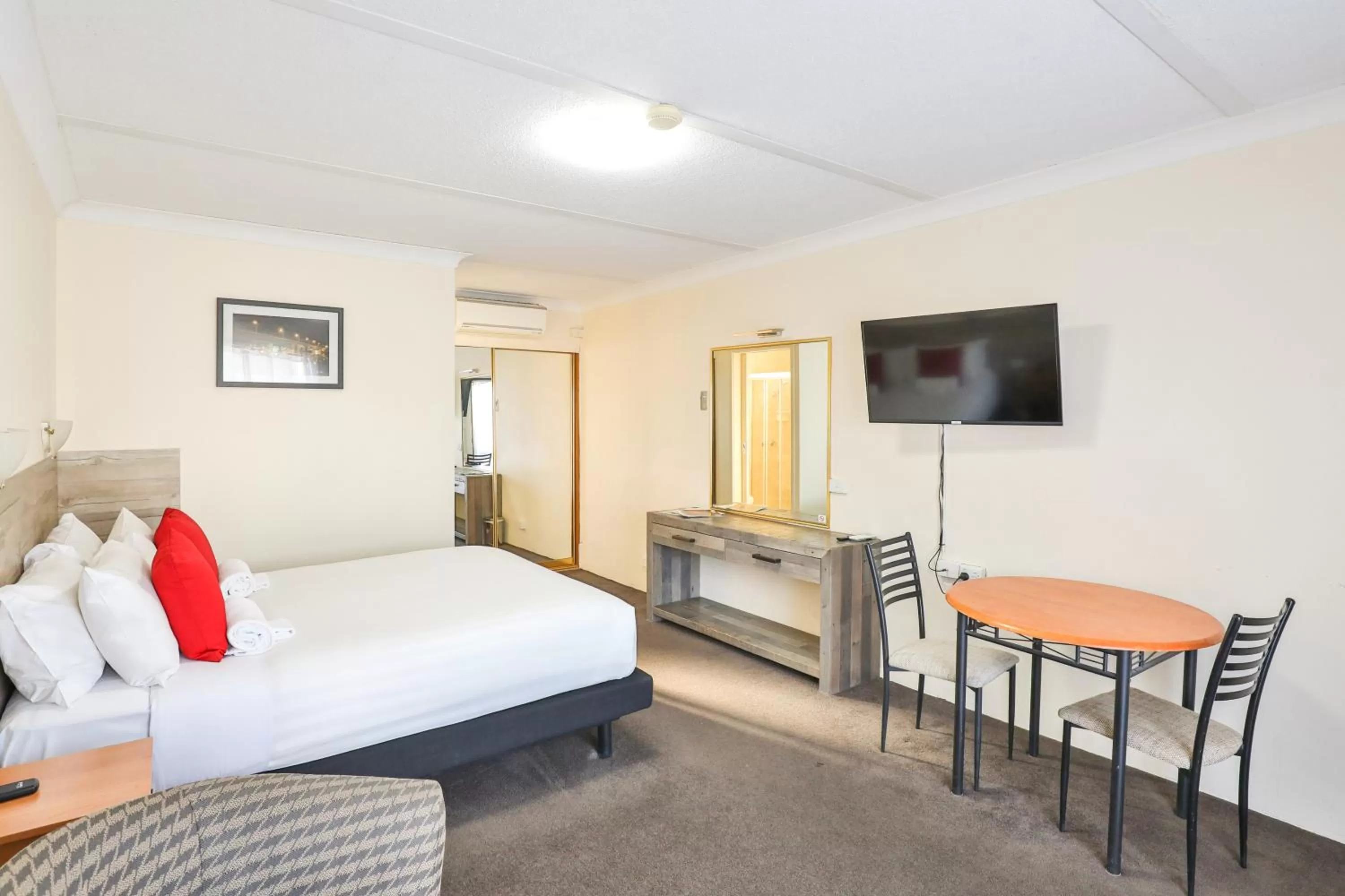 Photo of the whole room, Bed in Boulevard Motor Inn Mildura