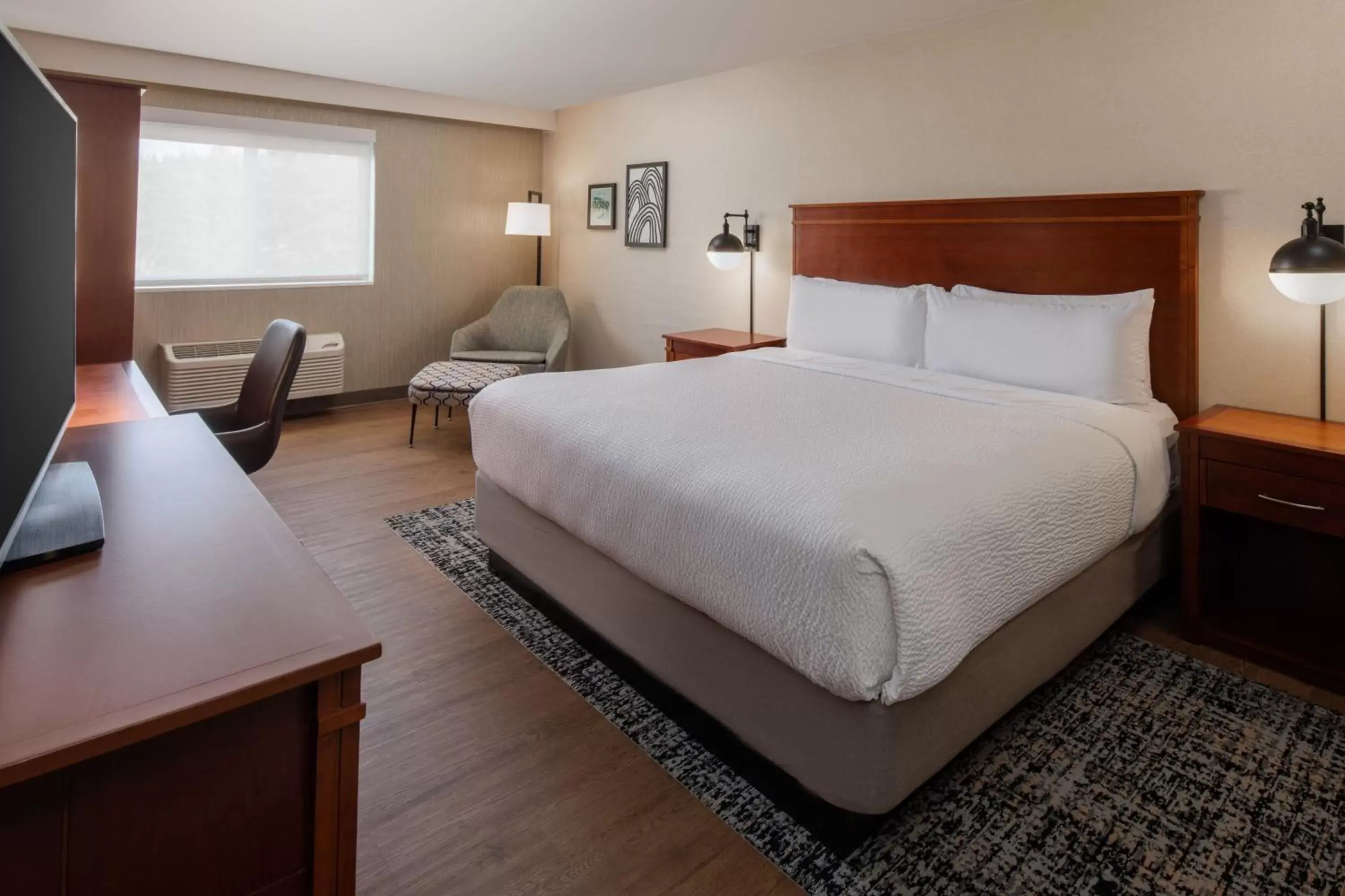 Photo of the whole room, Bed in Four Points by Sheraton Bellingham Hotel & Conference Center