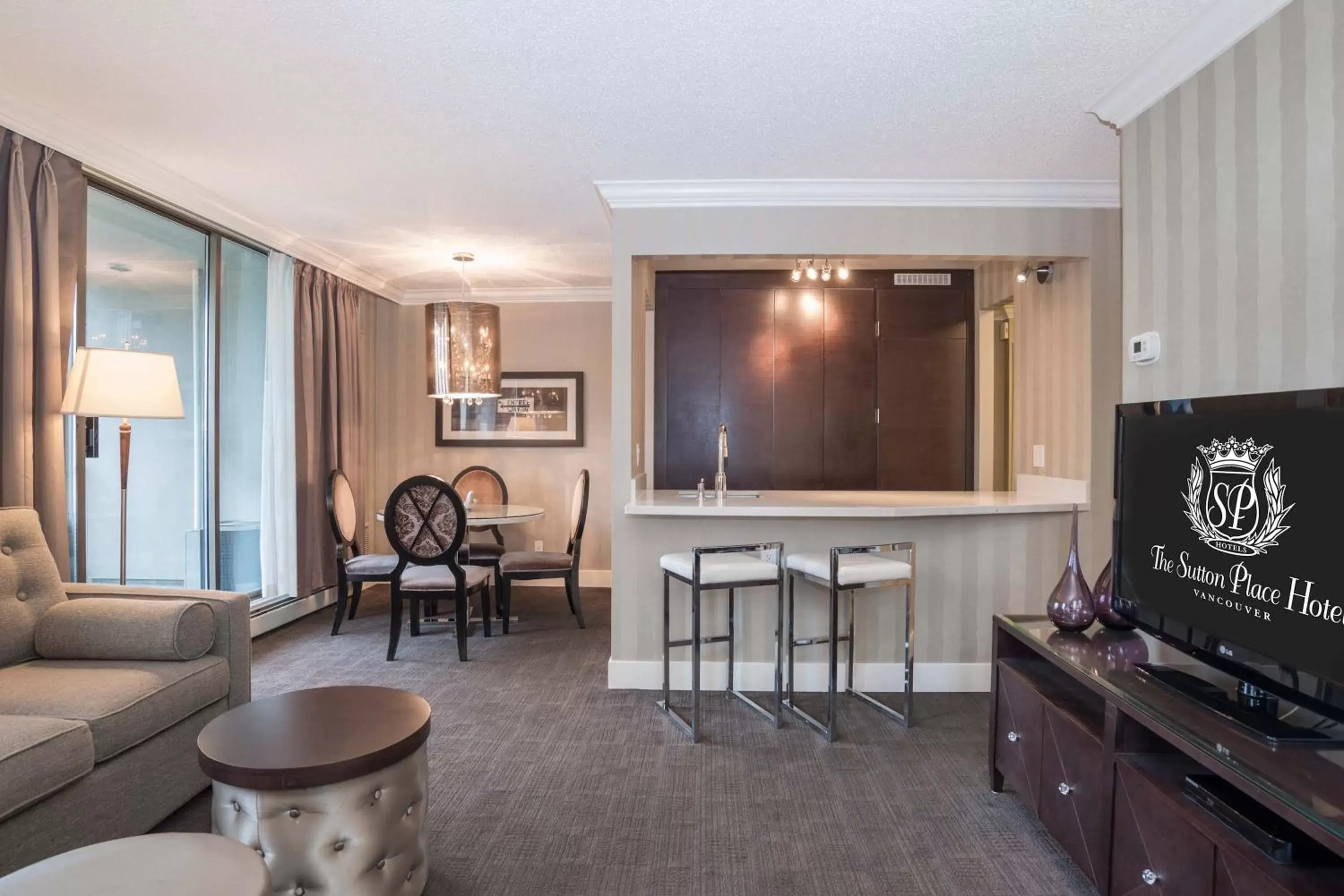 Kitchen or kitchenette, TV/Entertainment Center in La Grande Residence at the Sutton Place Hotel