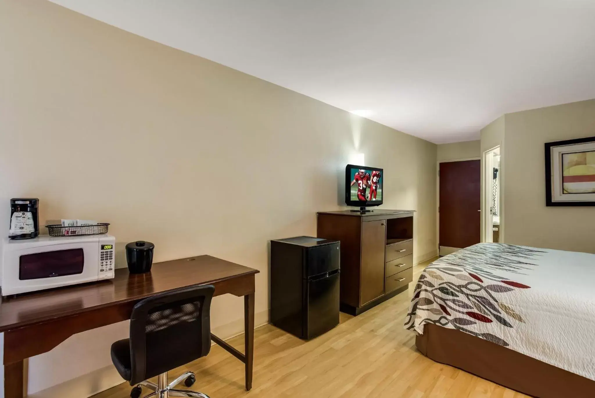 Photo of the whole room, TV/Entertainment Center in Red Roof Inn Nashville - Music City