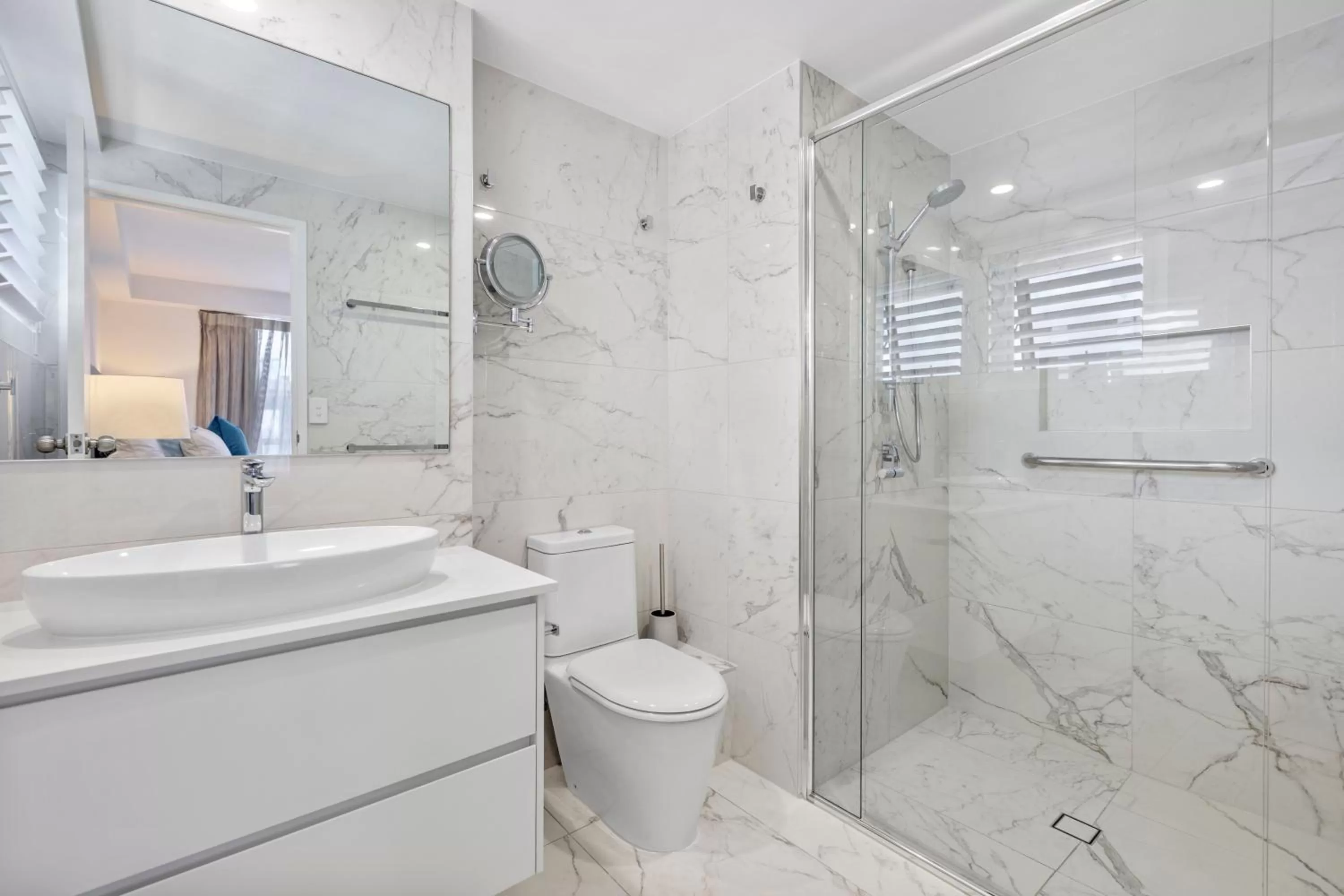 Bathroom in Solnamara Beachfront Apartments