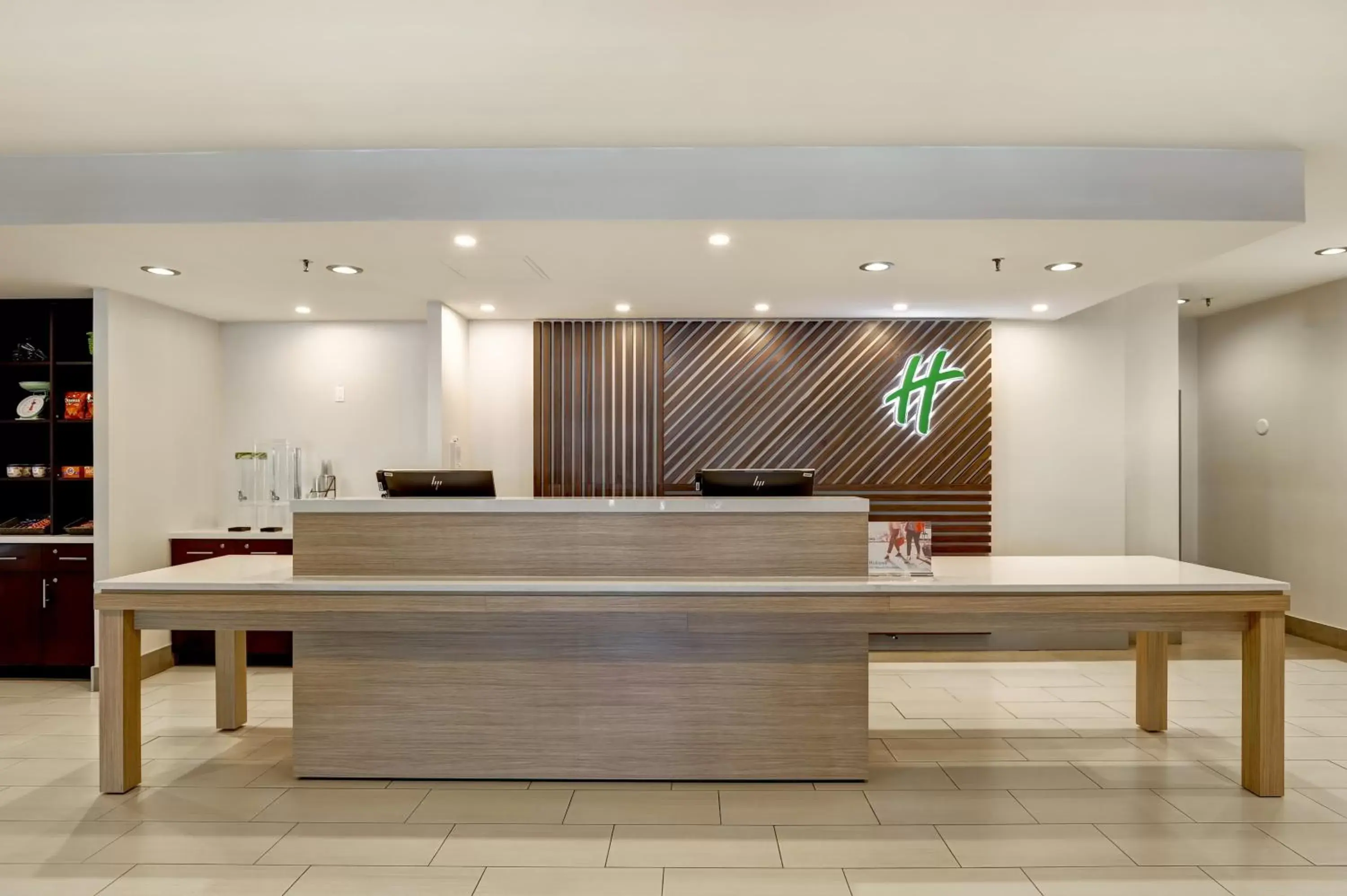 Property building, Lobby/Reception in Holiday Inn - Ottawa Dwtn - Parliament Hill, an IHG Hotel