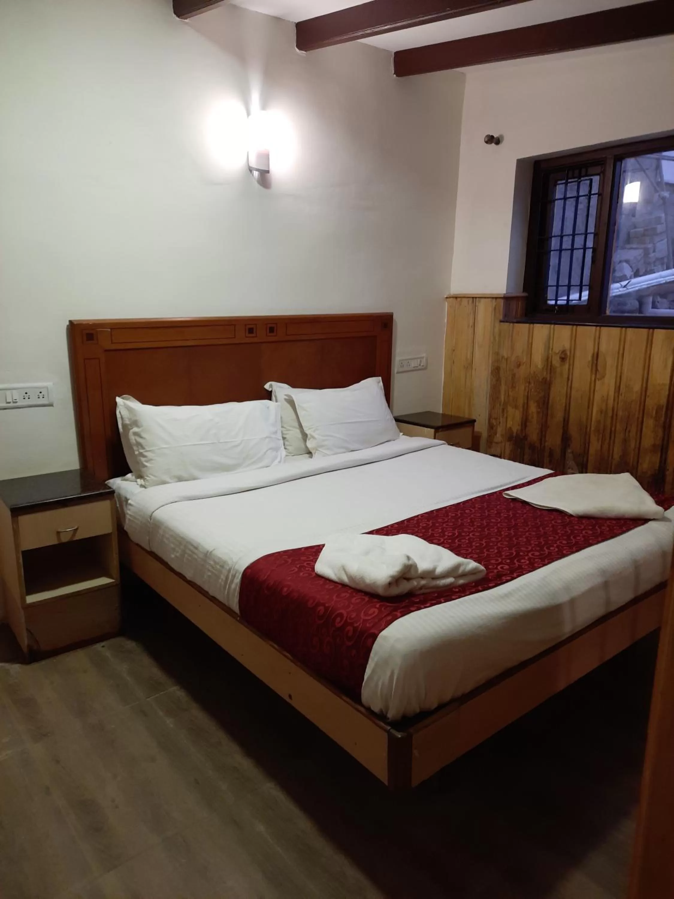 Bedroom, Bed in Pine Borough Inn