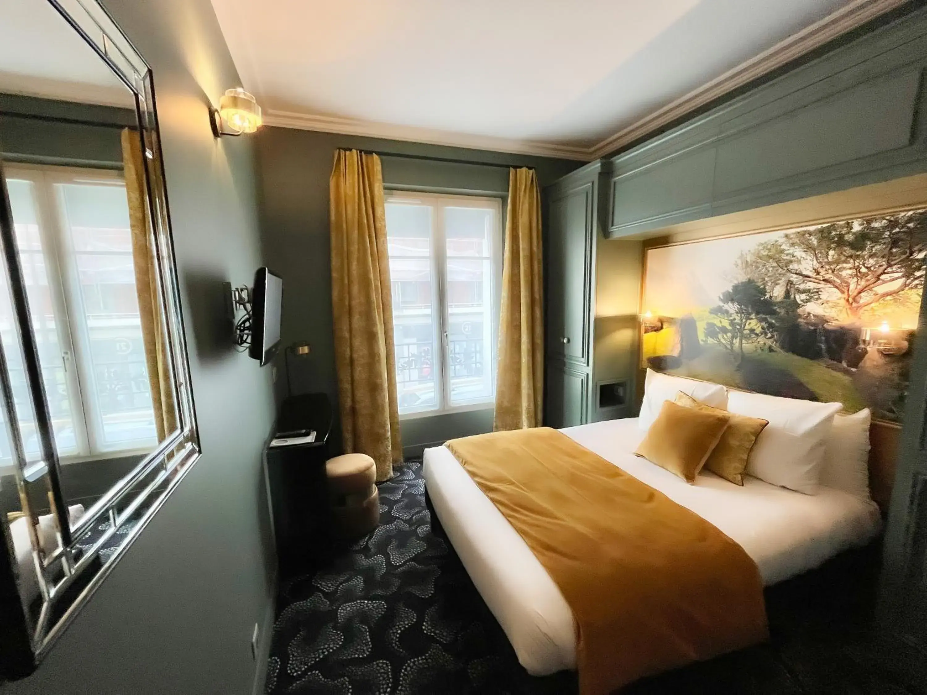 Bedroom, Bed in Montparnasse Daguerre