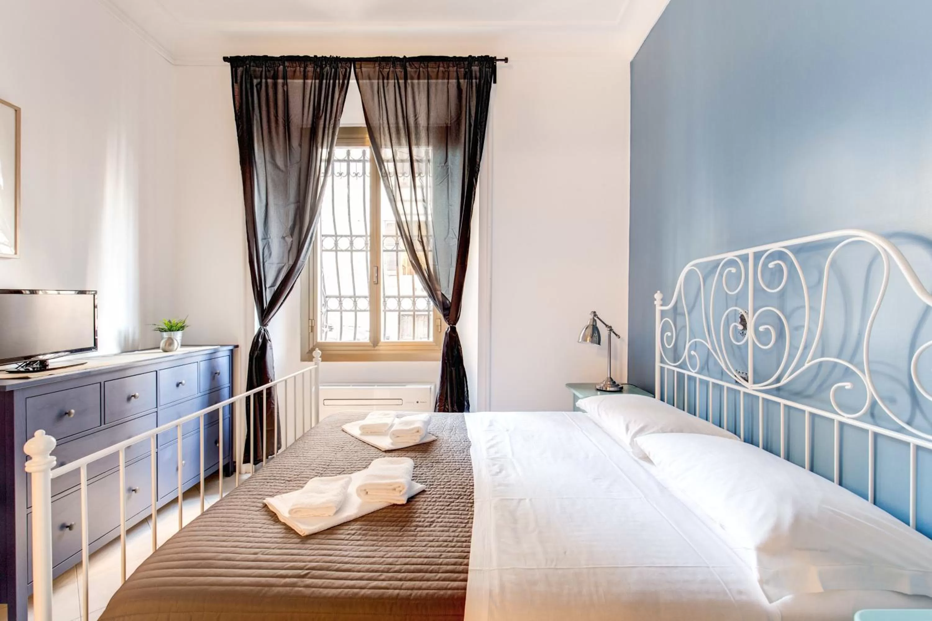 Day, Bed in Locanderia Roma