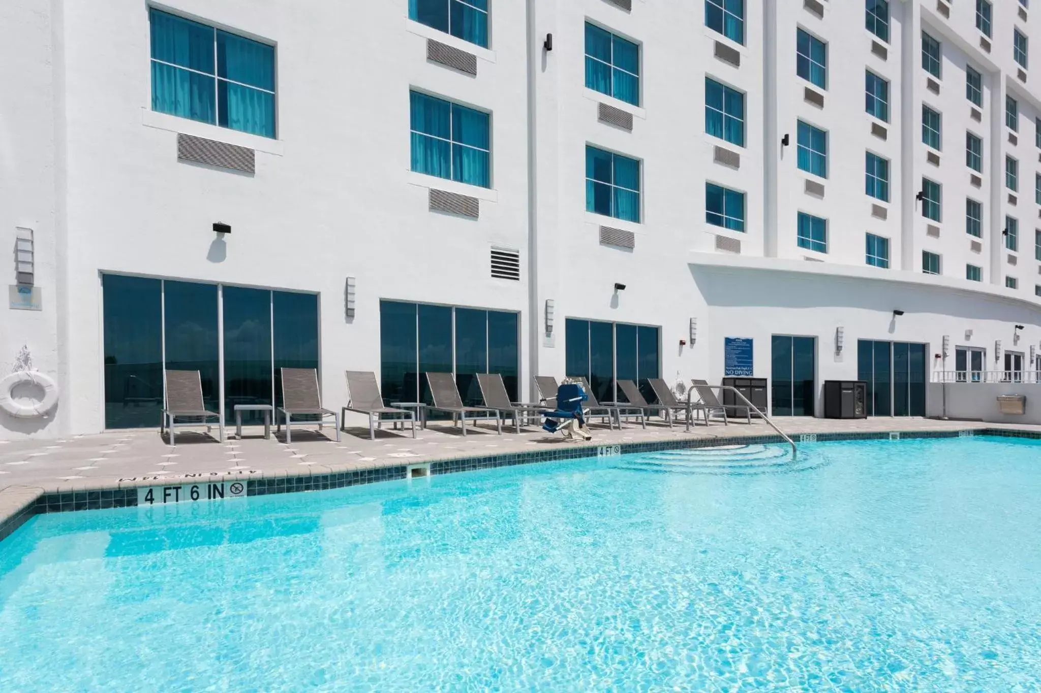 Swimming Pool in Crowne Plaza Hotel & Resorts Fort Lauderdale Airport/ Cruise, an IHG Hotel