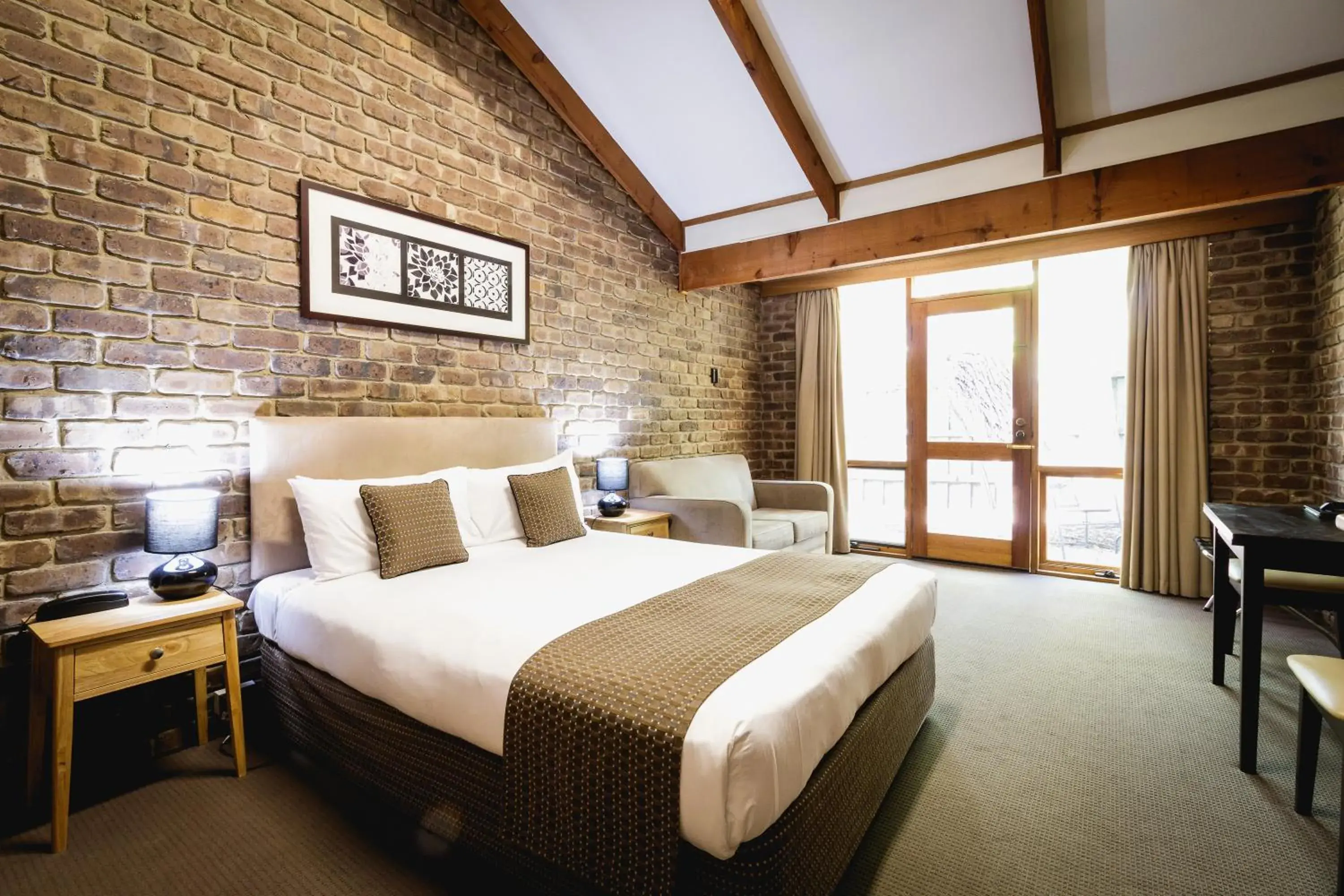 Poolside King Room in The Hahndorf Lodge Poolside King Room in The Hahndorf Lodge