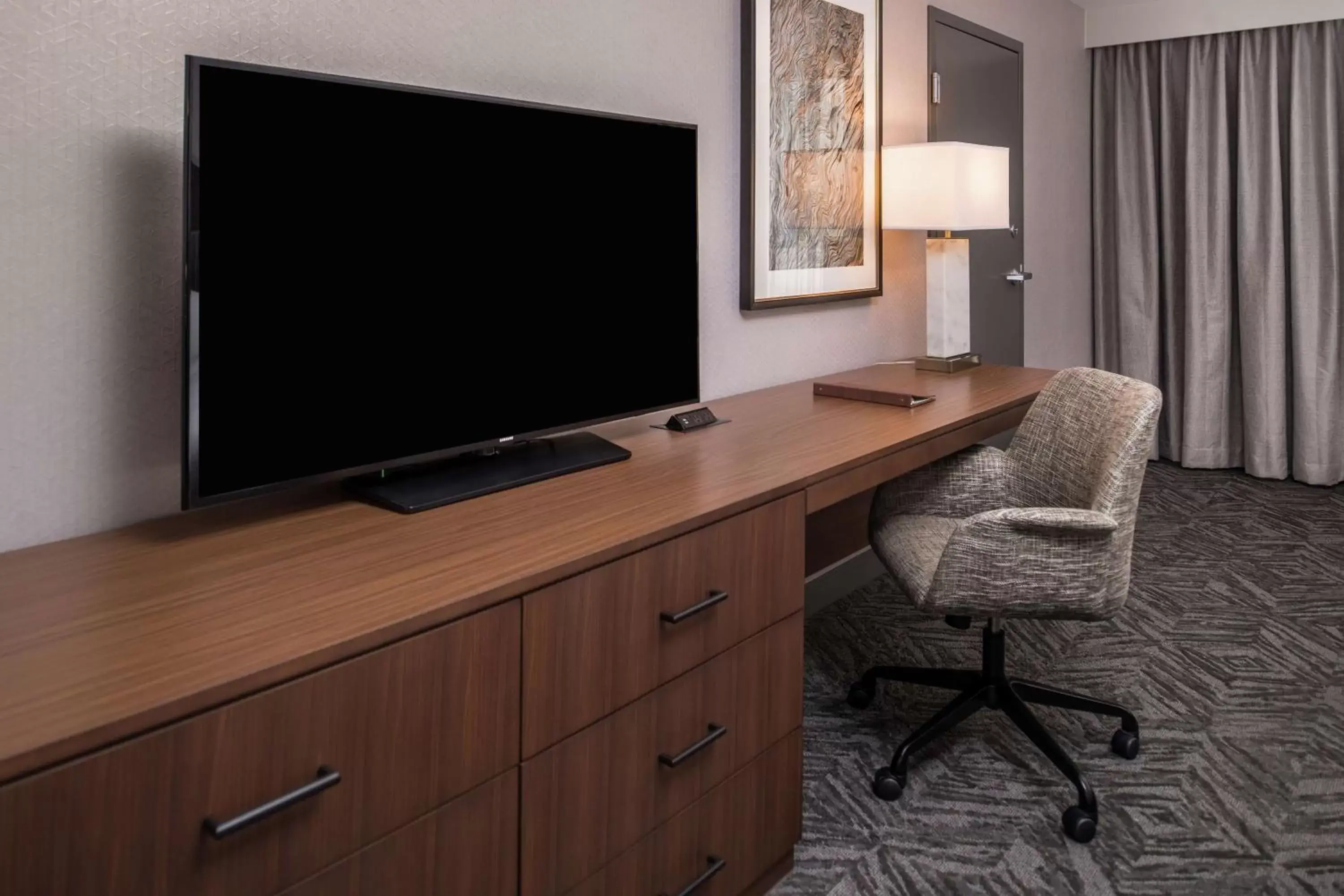 Bedroom, TV/Entertainment Center in Doubletree By Hilton Lafayette East
