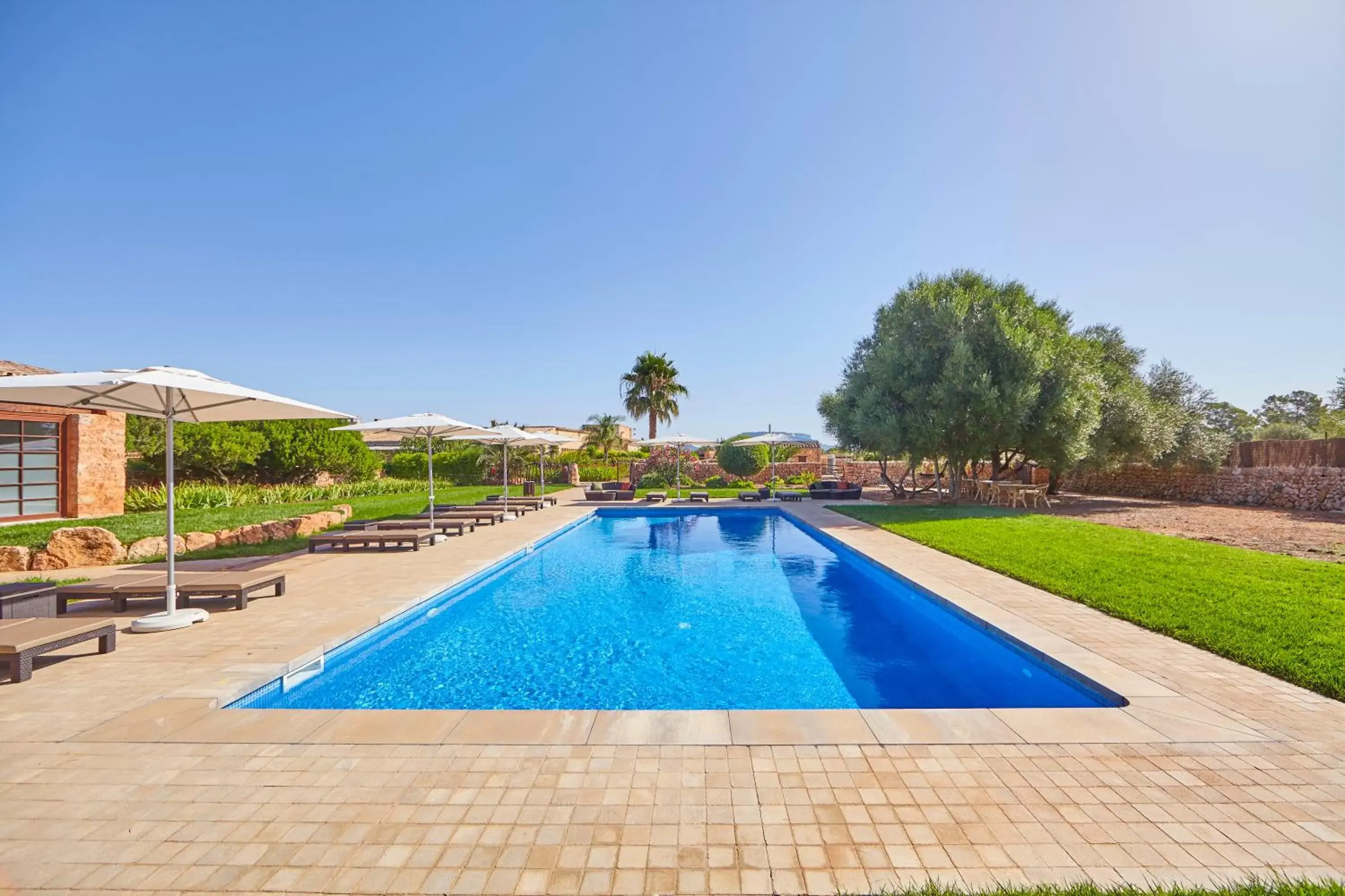 Swimming Pool in Bennoc Petit Hotel