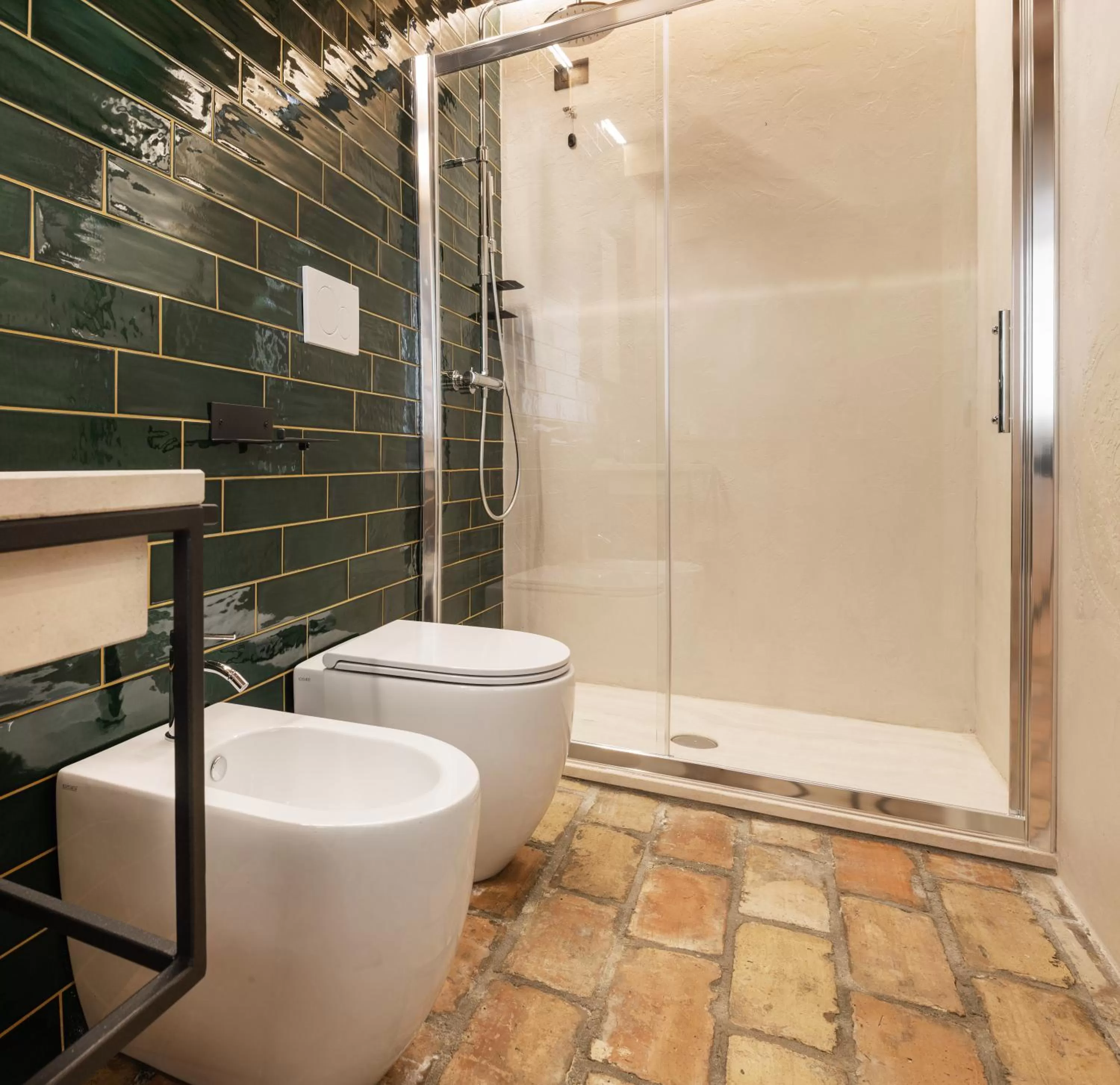 Shower in OGNISSANTI GuestHouse & Suites