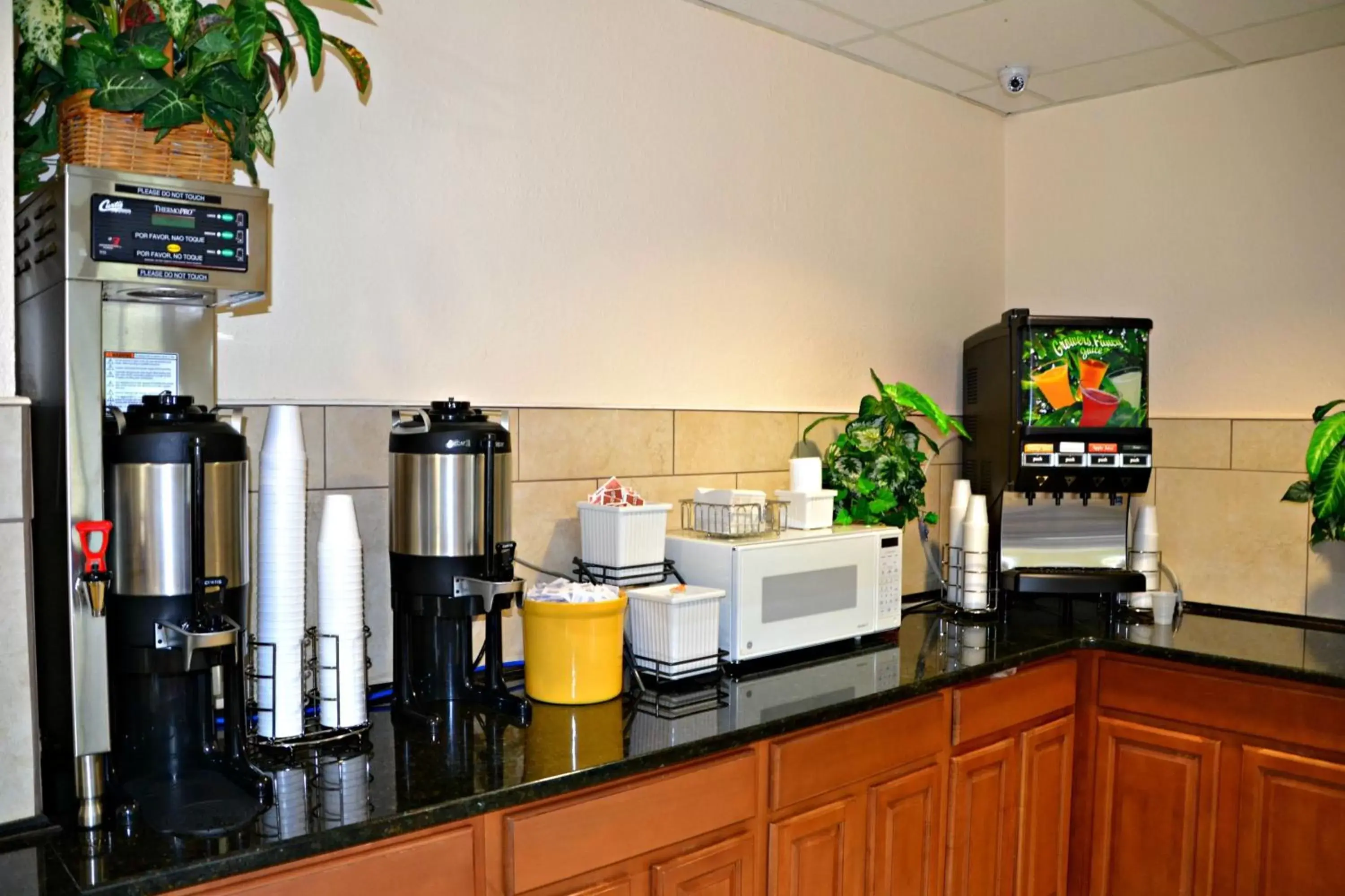 Coffee/tea facilities, Kitchen/Kitchenette in Baymont by Wyndham Orlando-International Dr-Universal Blvd