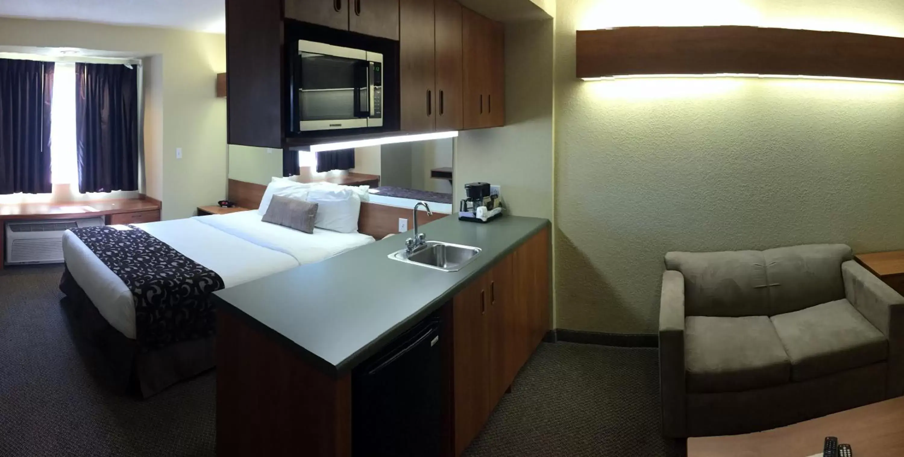 TV and multimedia, Kitchen/Kitchenette in Microtel Inn & Suites Beckley East