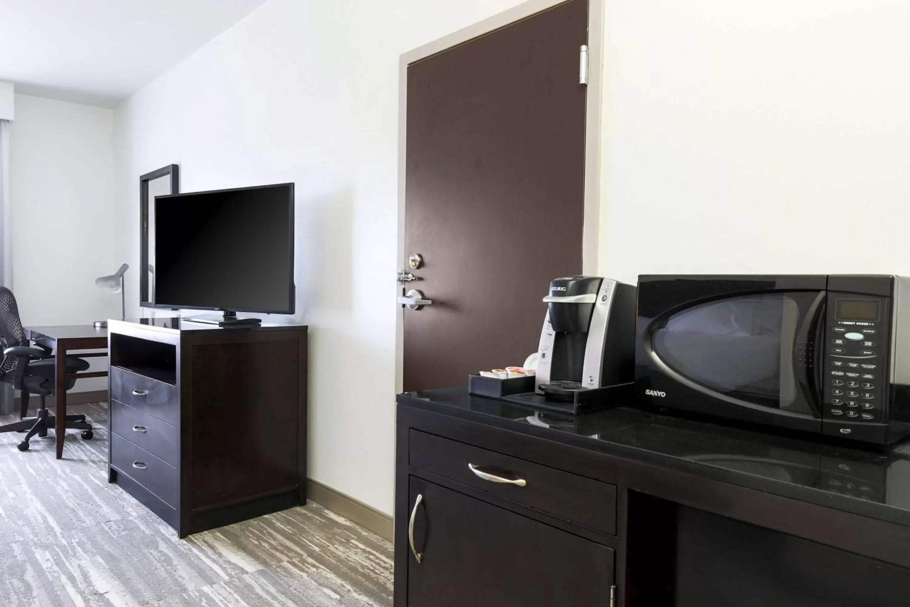 Bedroom, TV/Entertainment Center in Hilton Garden Inn Norman