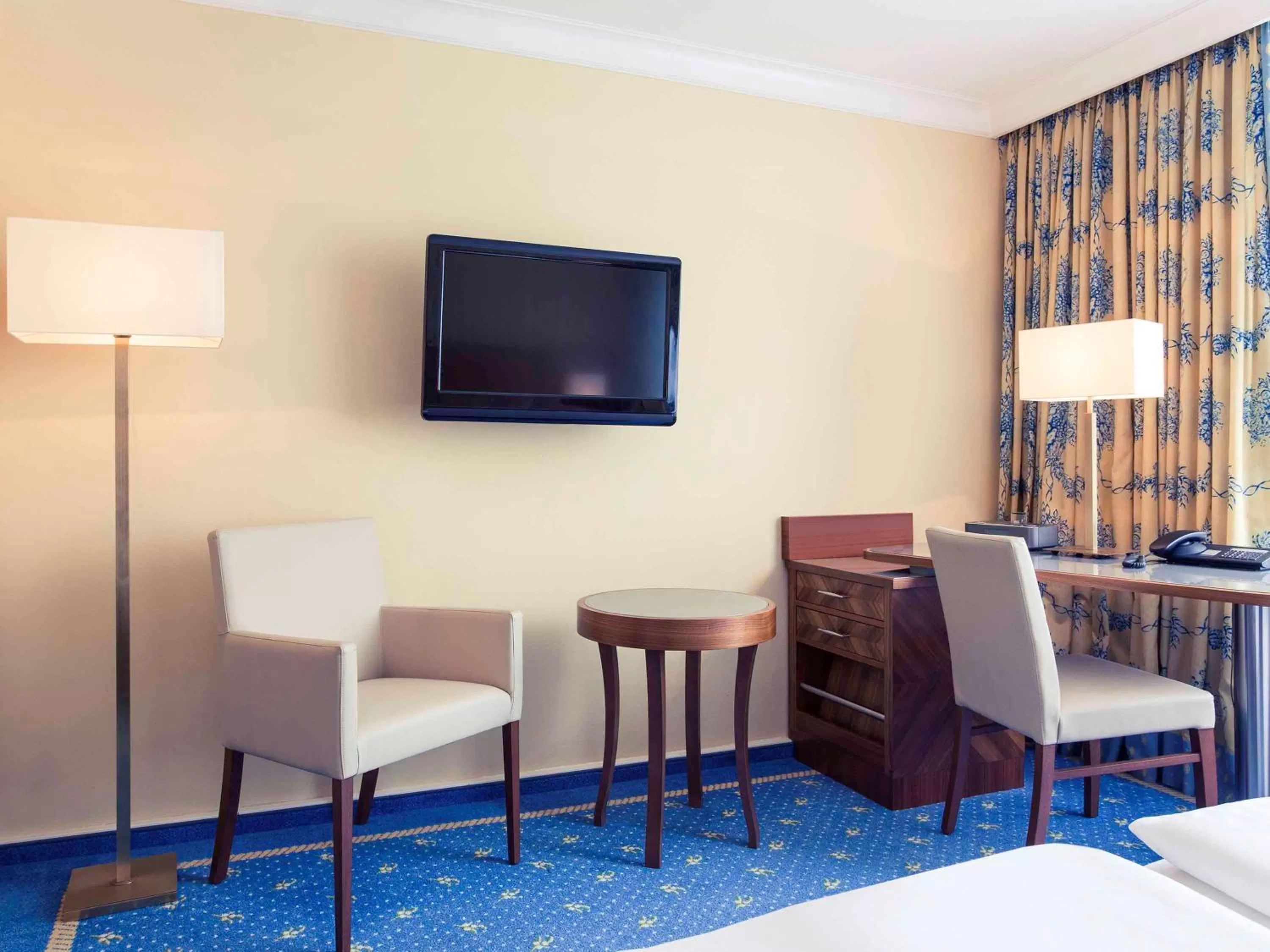 Photo of the whole room, Bed in Hotel Krefelder Hof