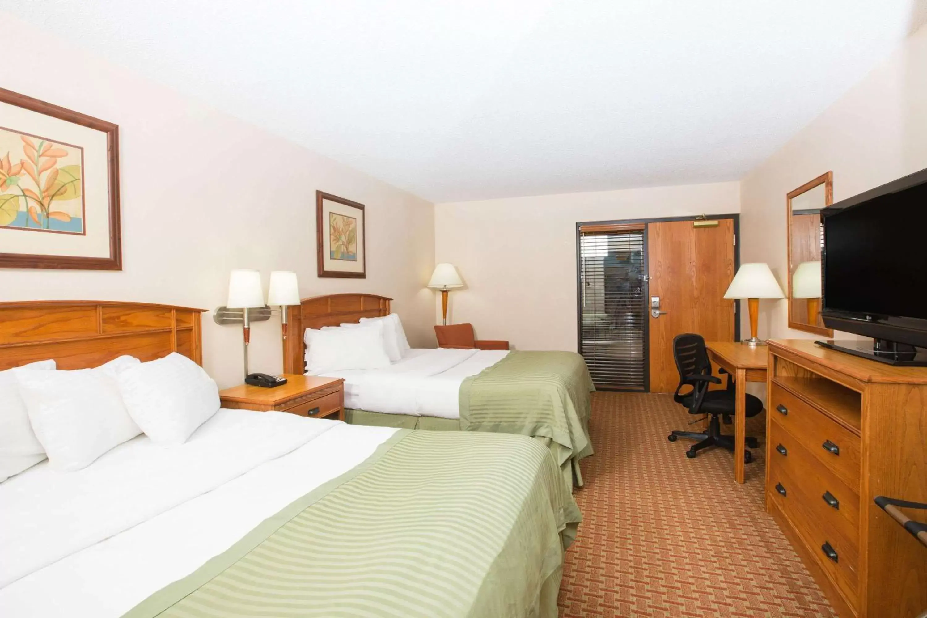 Bed in Ramada by Wyndham Des Moines Tropics Resort & Conference Ctr