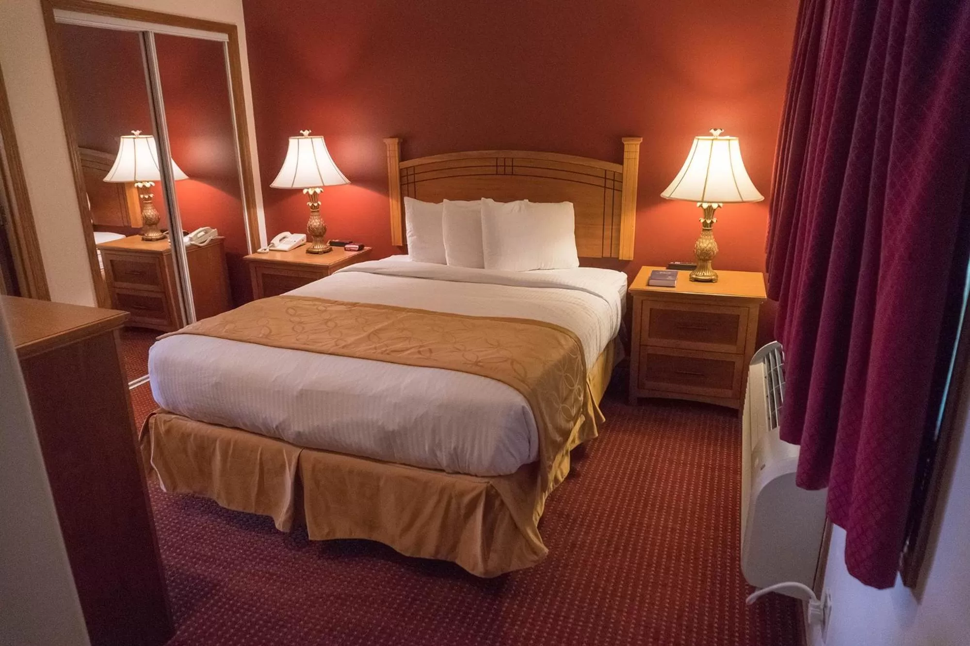 Bed in Shepherd Mountain Inn & Suites