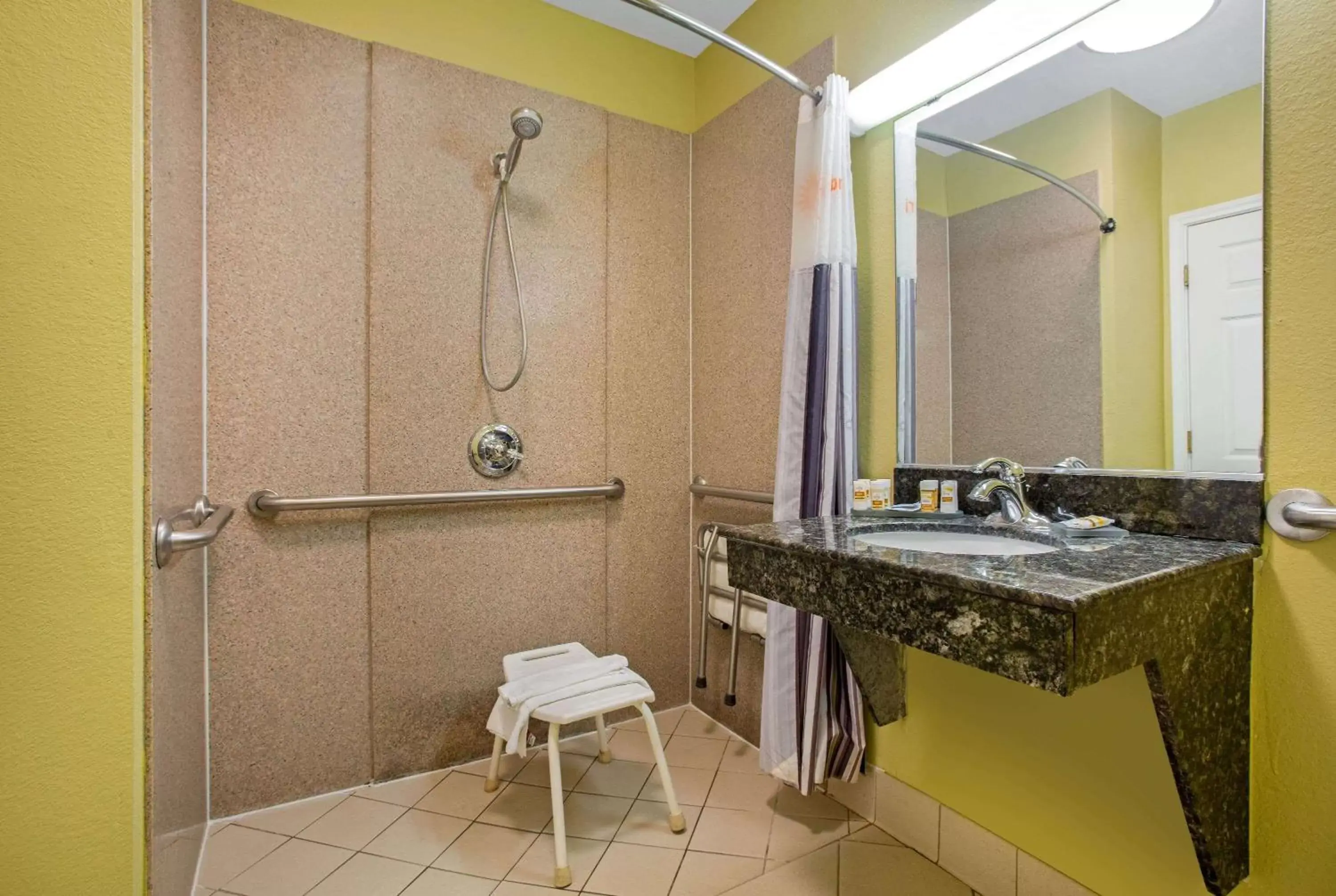 Bathroom in La Quinta by Wyndham Belton - Temple South