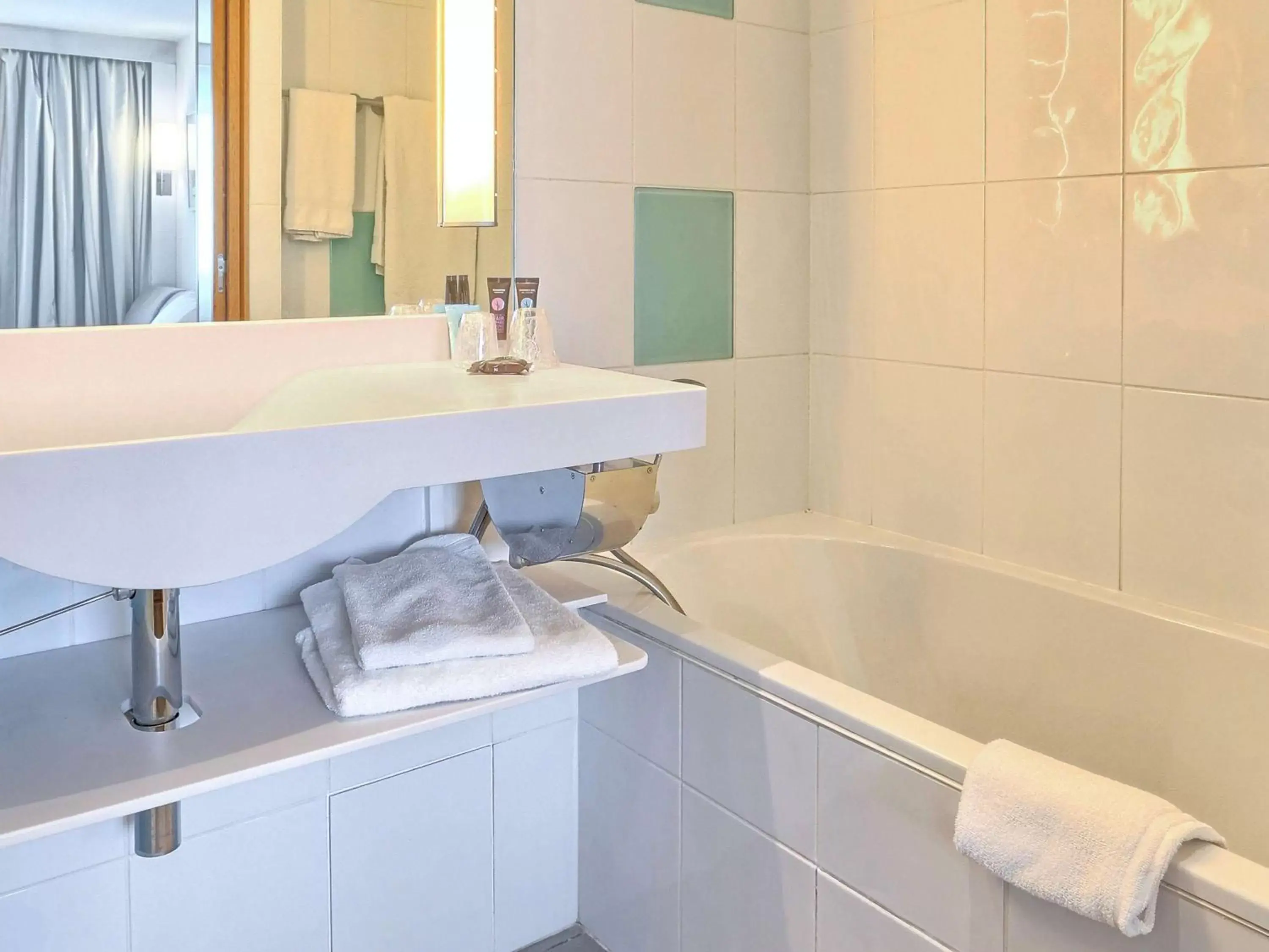 Photo of the whole room, Bathroom in Novotel Chartres