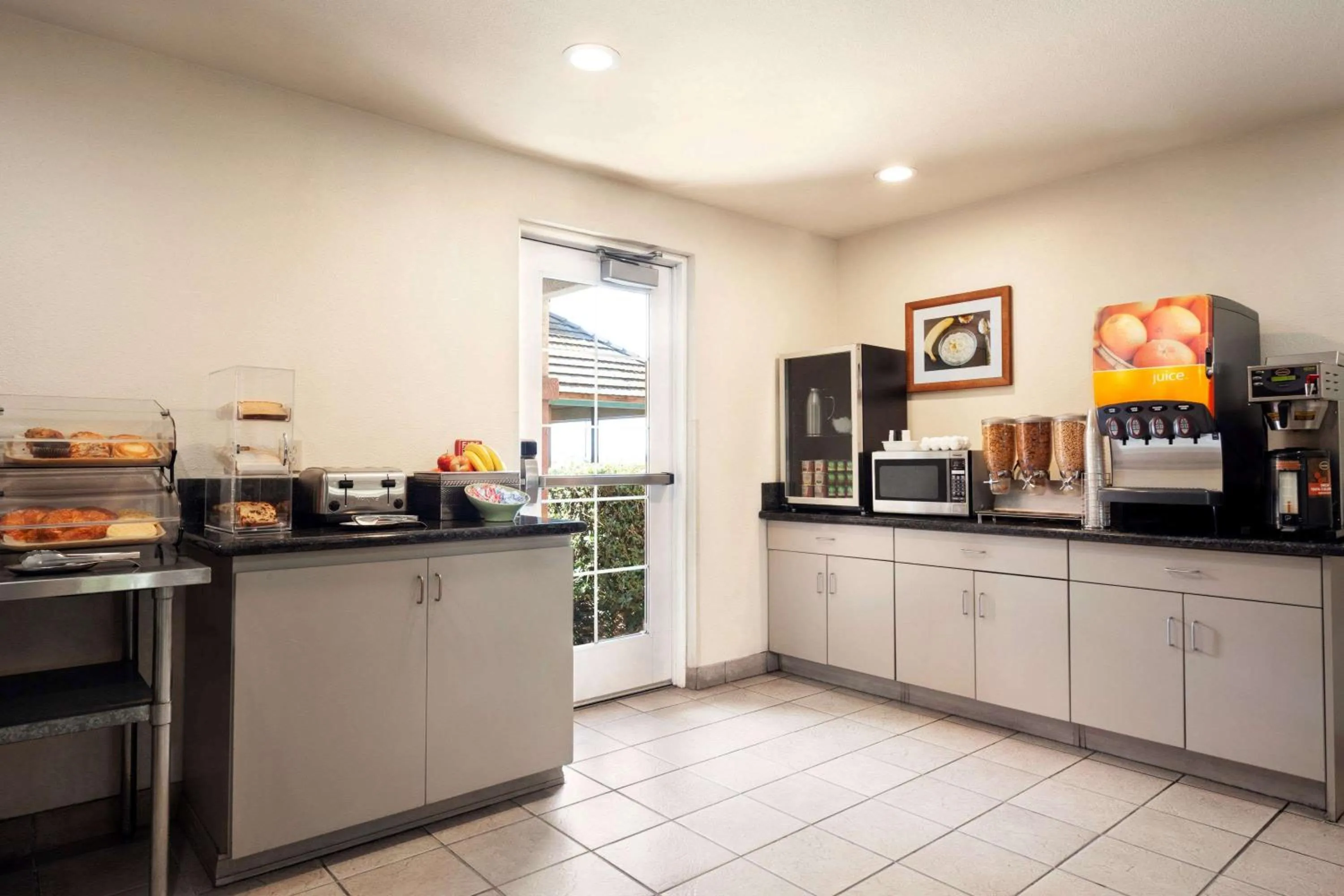 Restaurant/places to eat in Microtel Inn & Suites Lodi