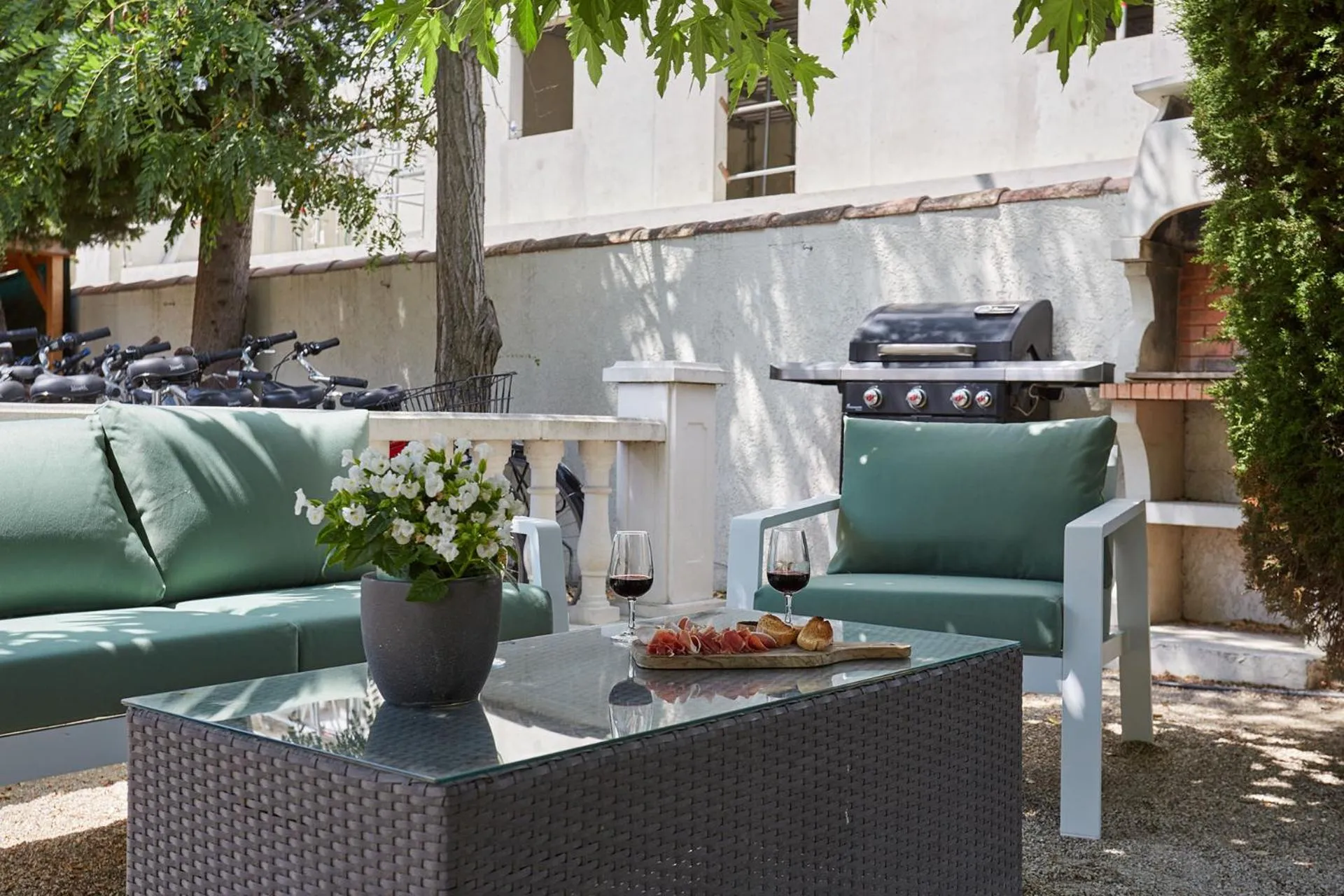 BBQ facilities in Logis Hôtel Le Rodin