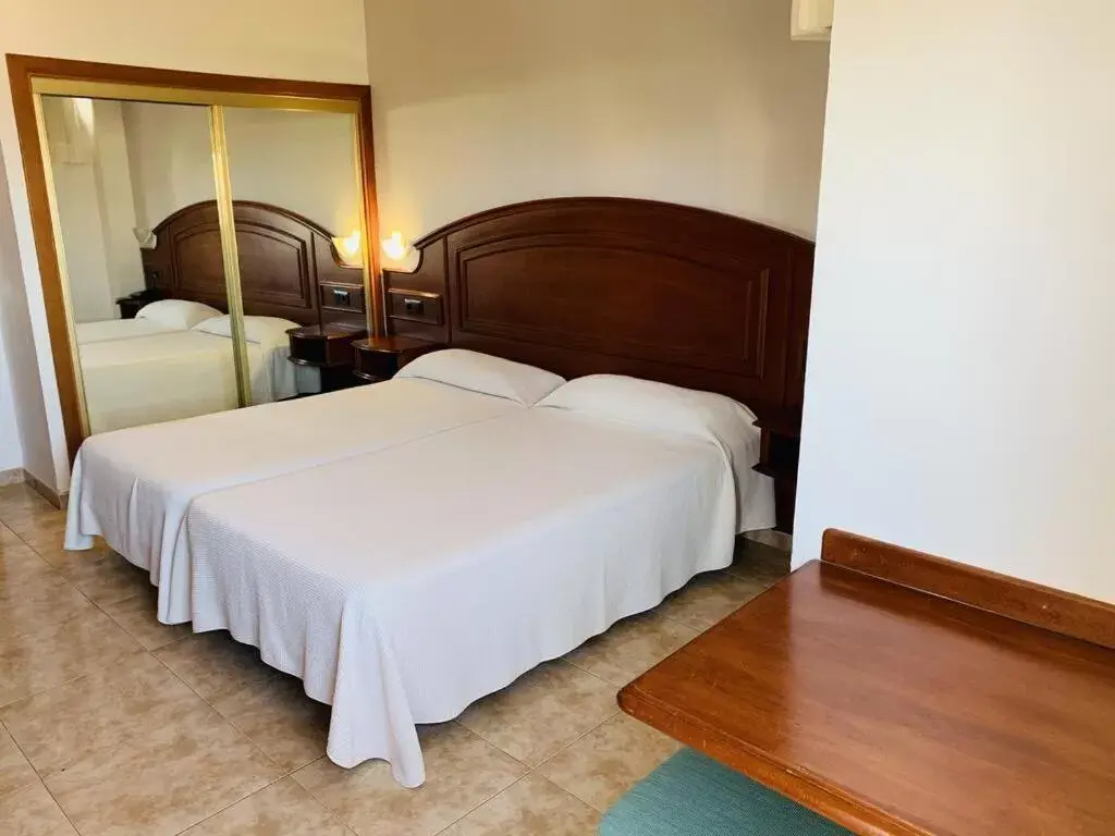 Bedroom, Bed in Hotel Tropical