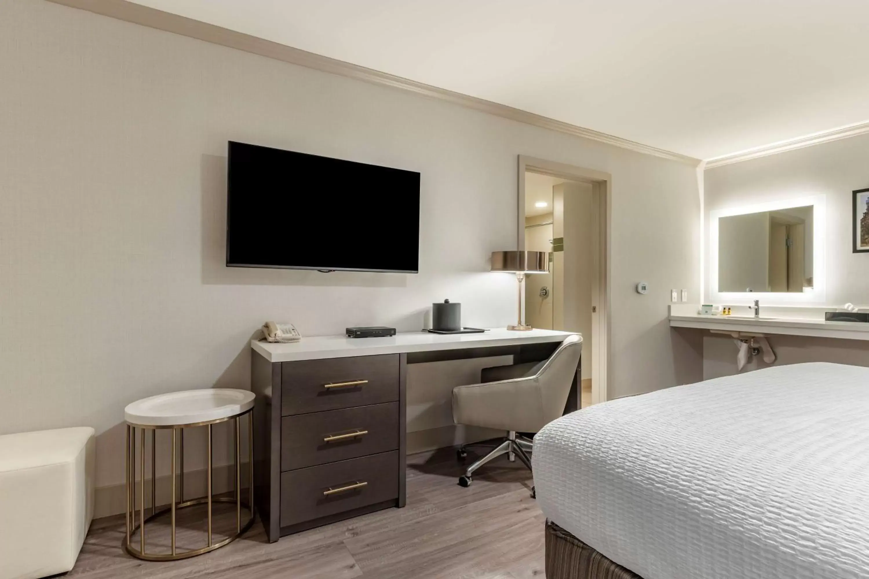 Bedroom, TV/Entertainment Center in Best Western Plus Executive Suites