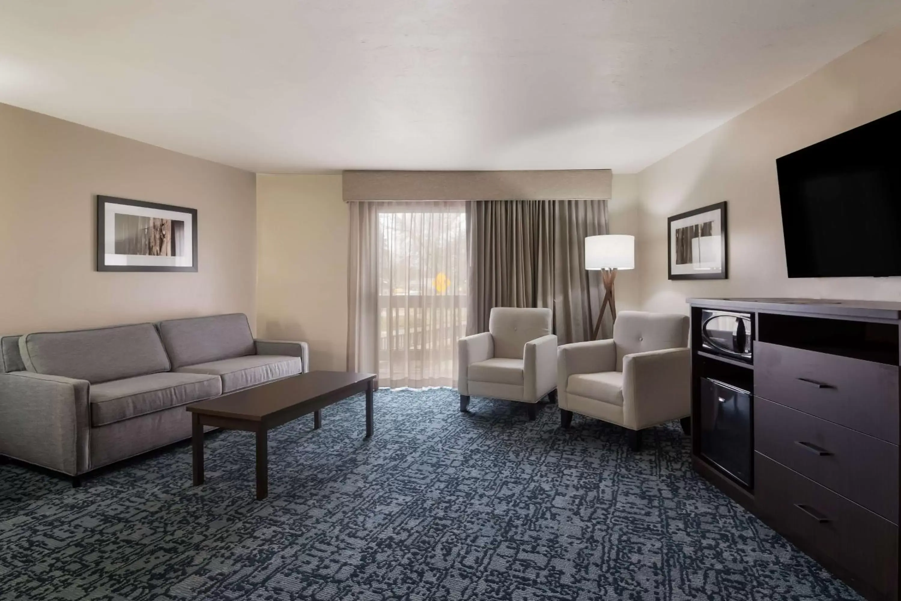 Photo of the whole room, Seating Area in Best Western New Oregon Motel