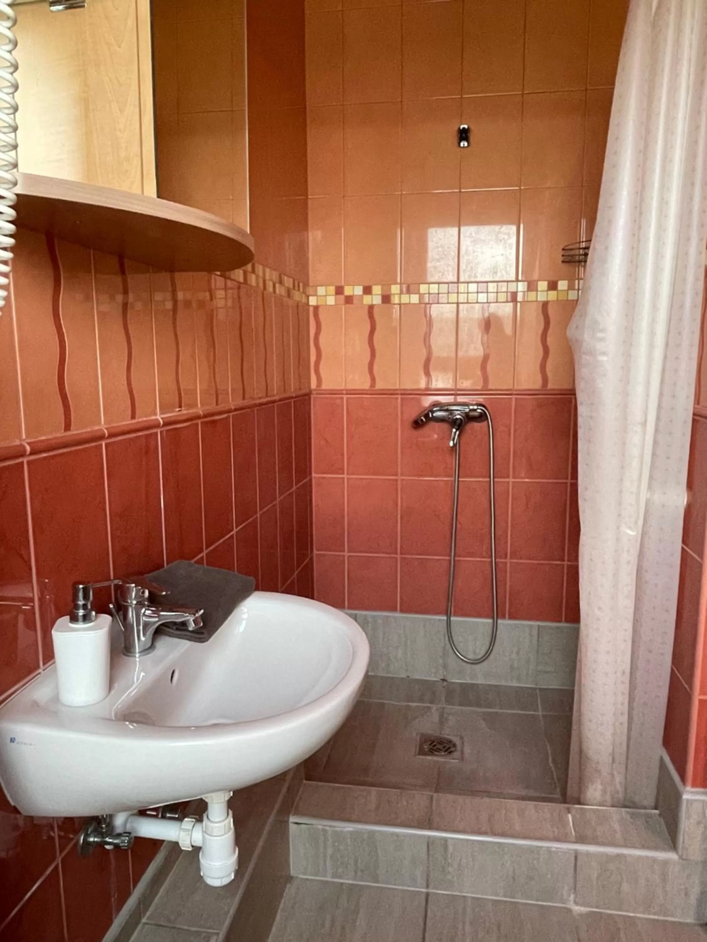 Shower in Airport Szálló