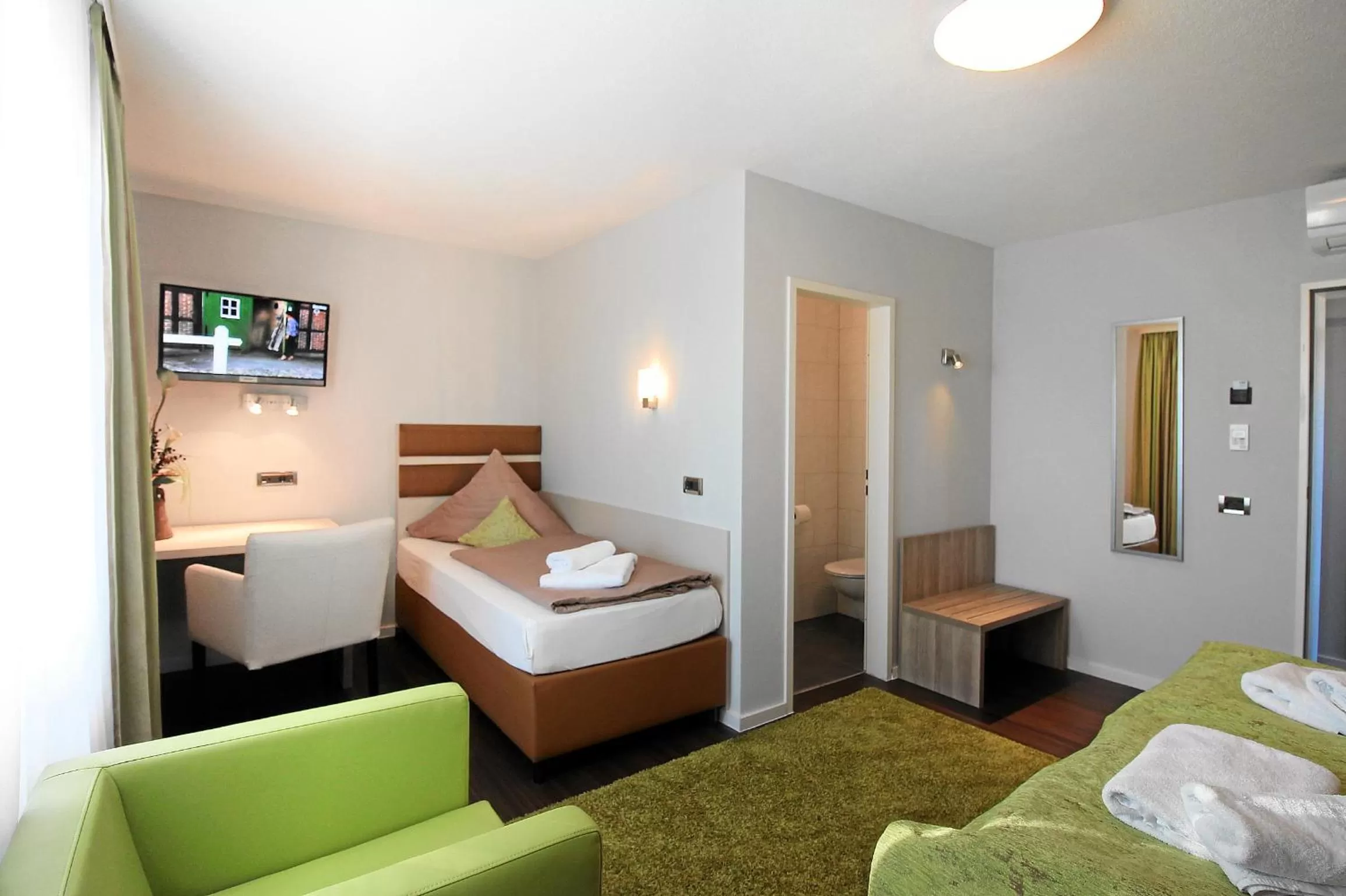 TV and multimedia, Bed in Hotel-Restaurant Axion