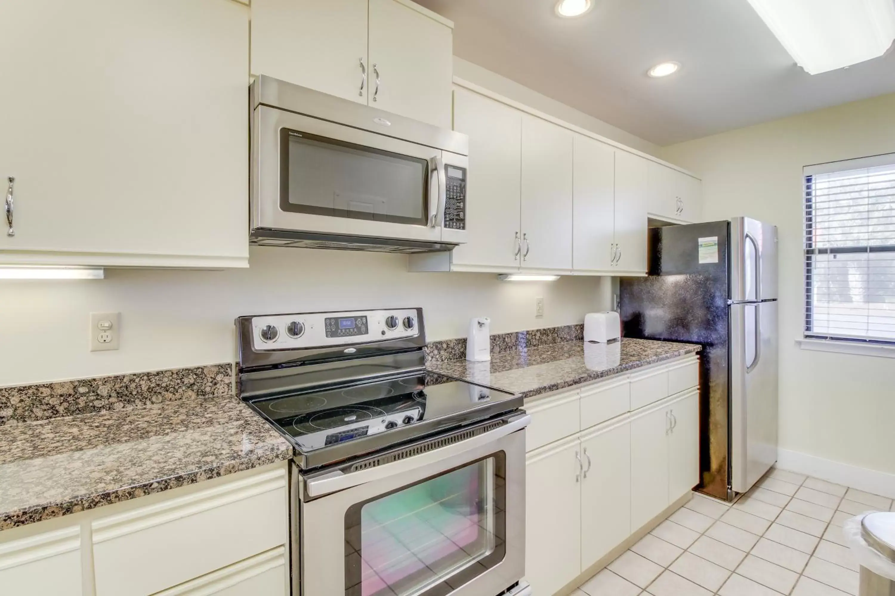 Kitchen/Kitchenette in Edgewater Golf Villa #1206