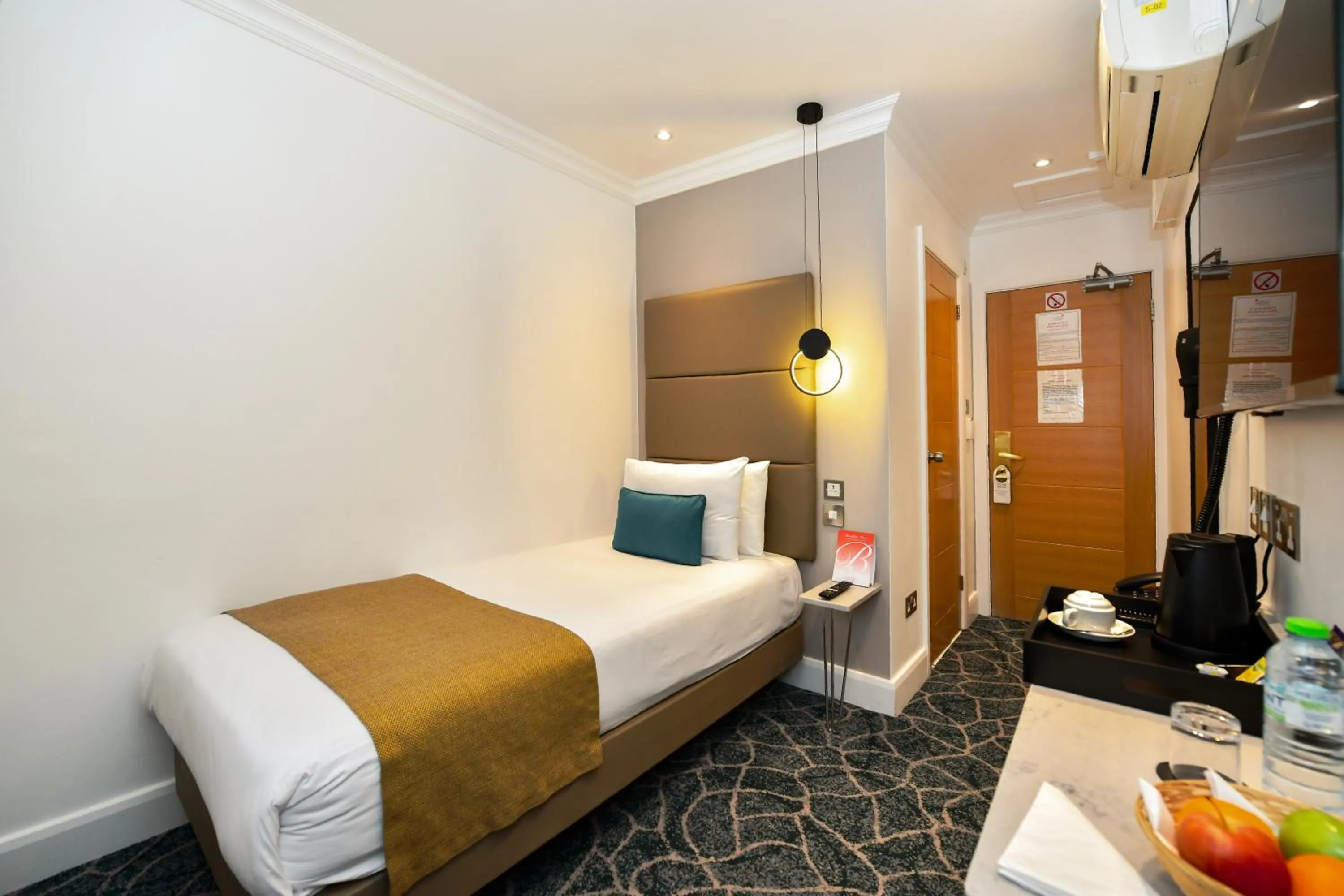 Bedroom in Queens Park Hotel