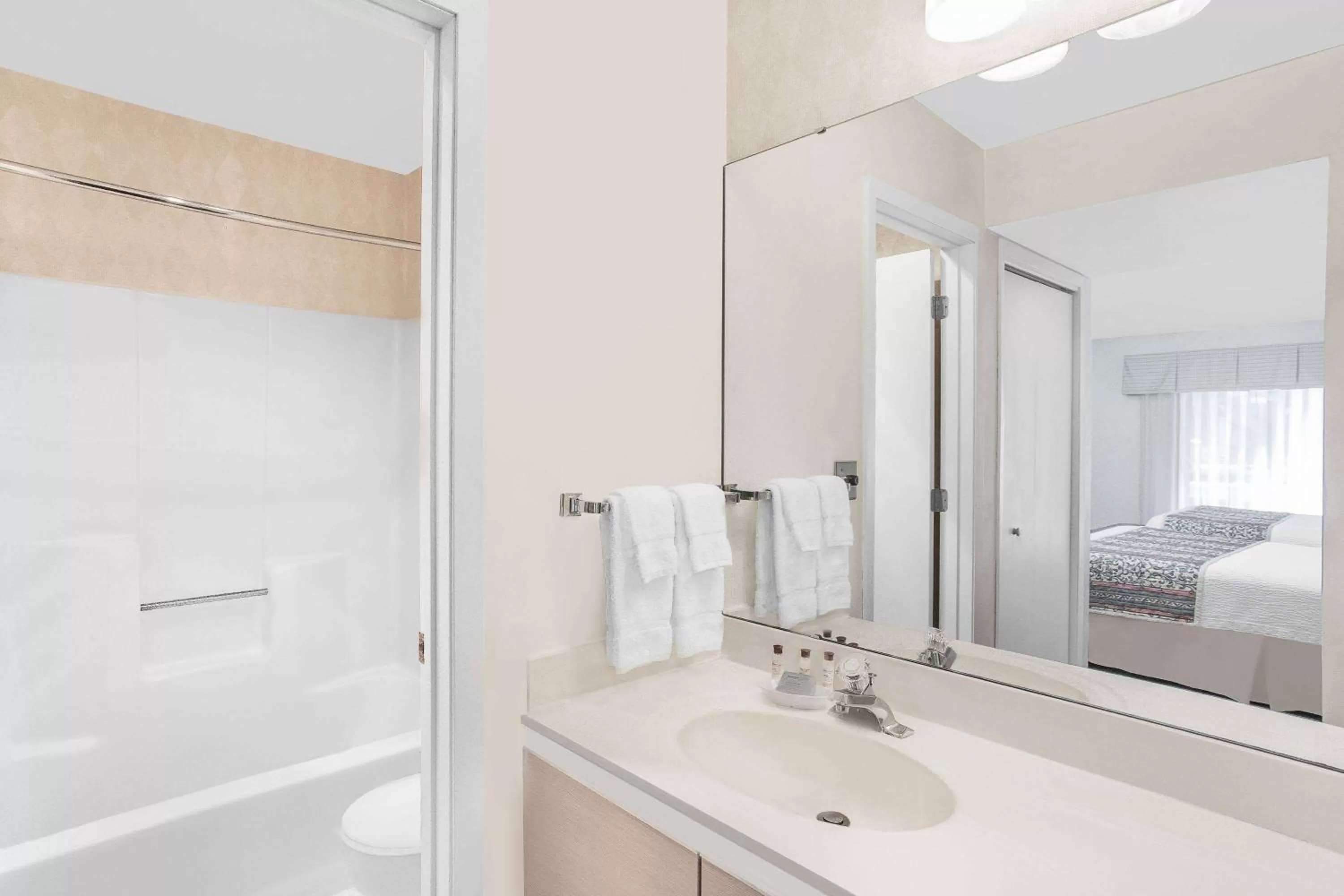 Bed in Hawthorn Extended Stay by Wyndham Green Bay