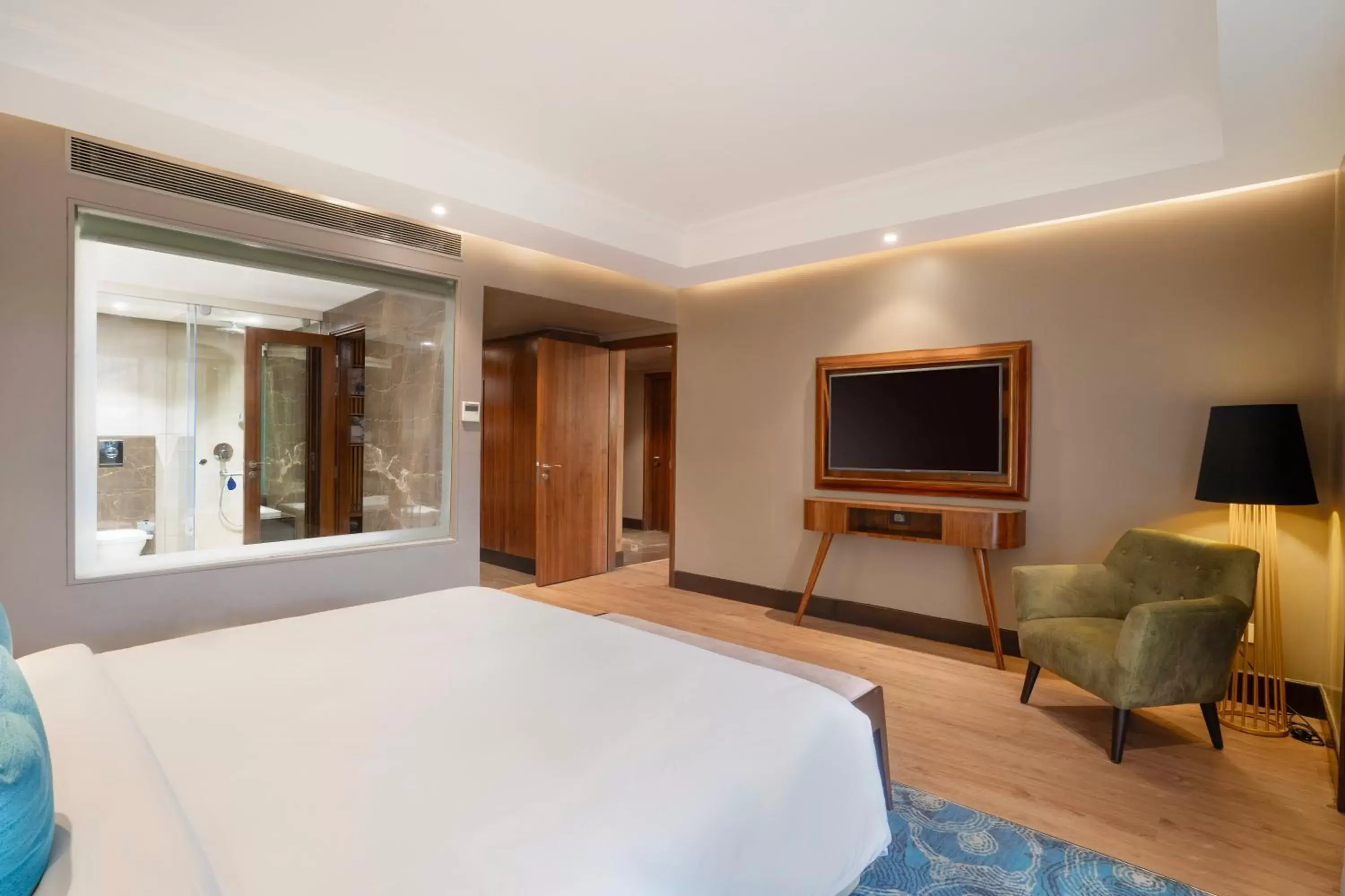 Bedroom, TV/Entertainment Center in Radisson Blu Resort Dharamshala