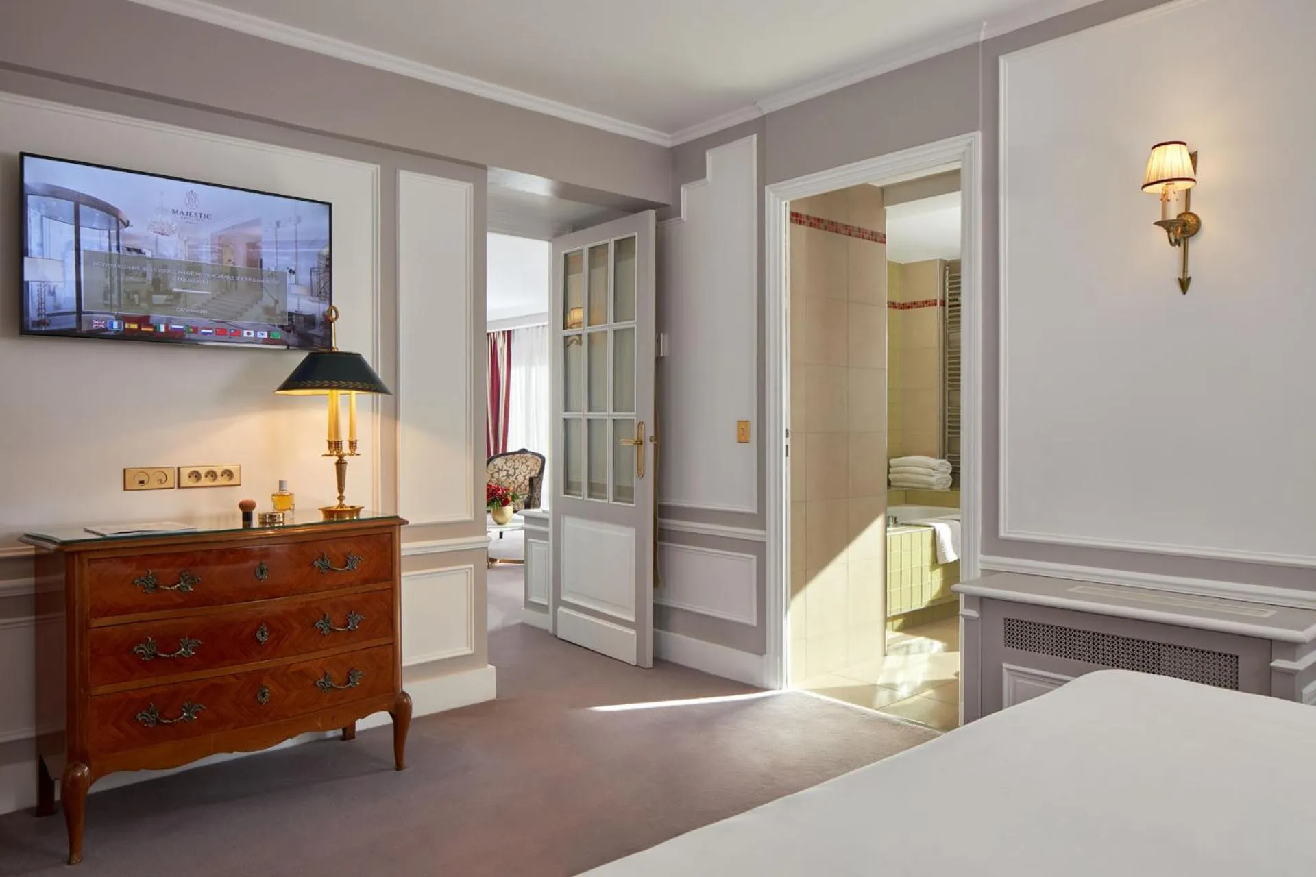 Bedroom, Bed in Majestic Hotel Spa - Champs Elysées