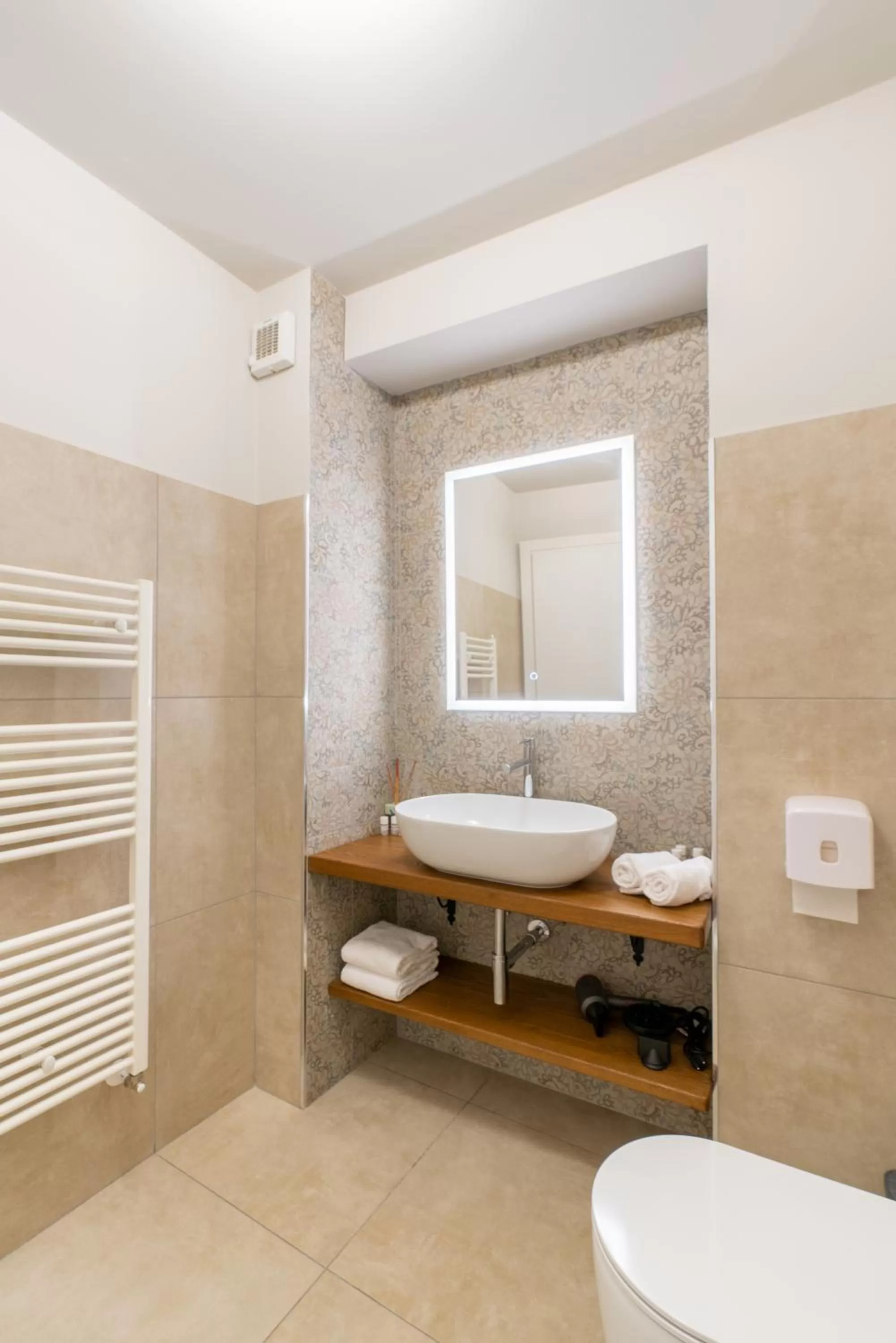 Bathroom in GG8 Hotel & Suite SPA