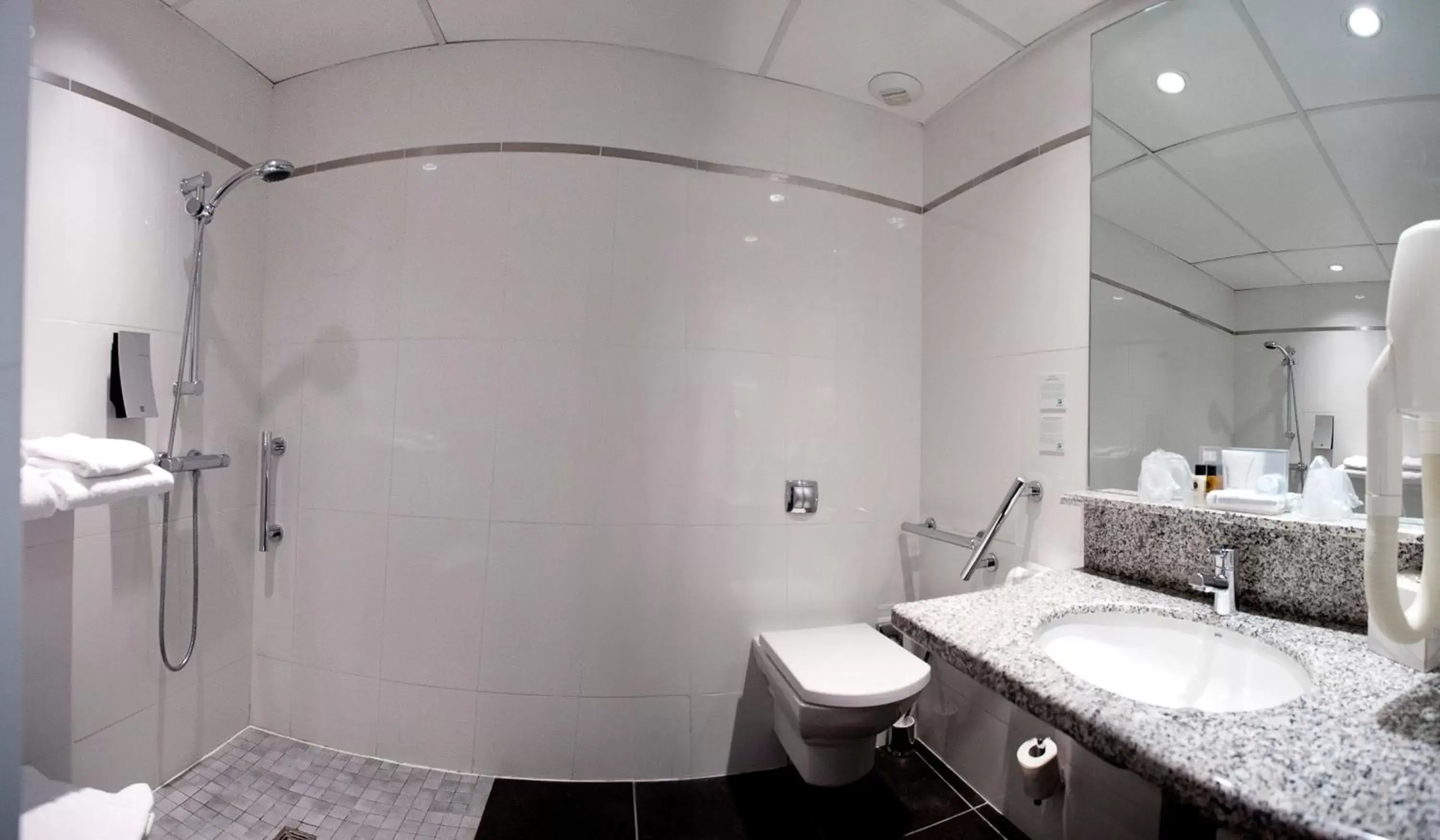 Bathroom in Holiday Inn Bordeaux Sud - Pessac, an IHG Hotel