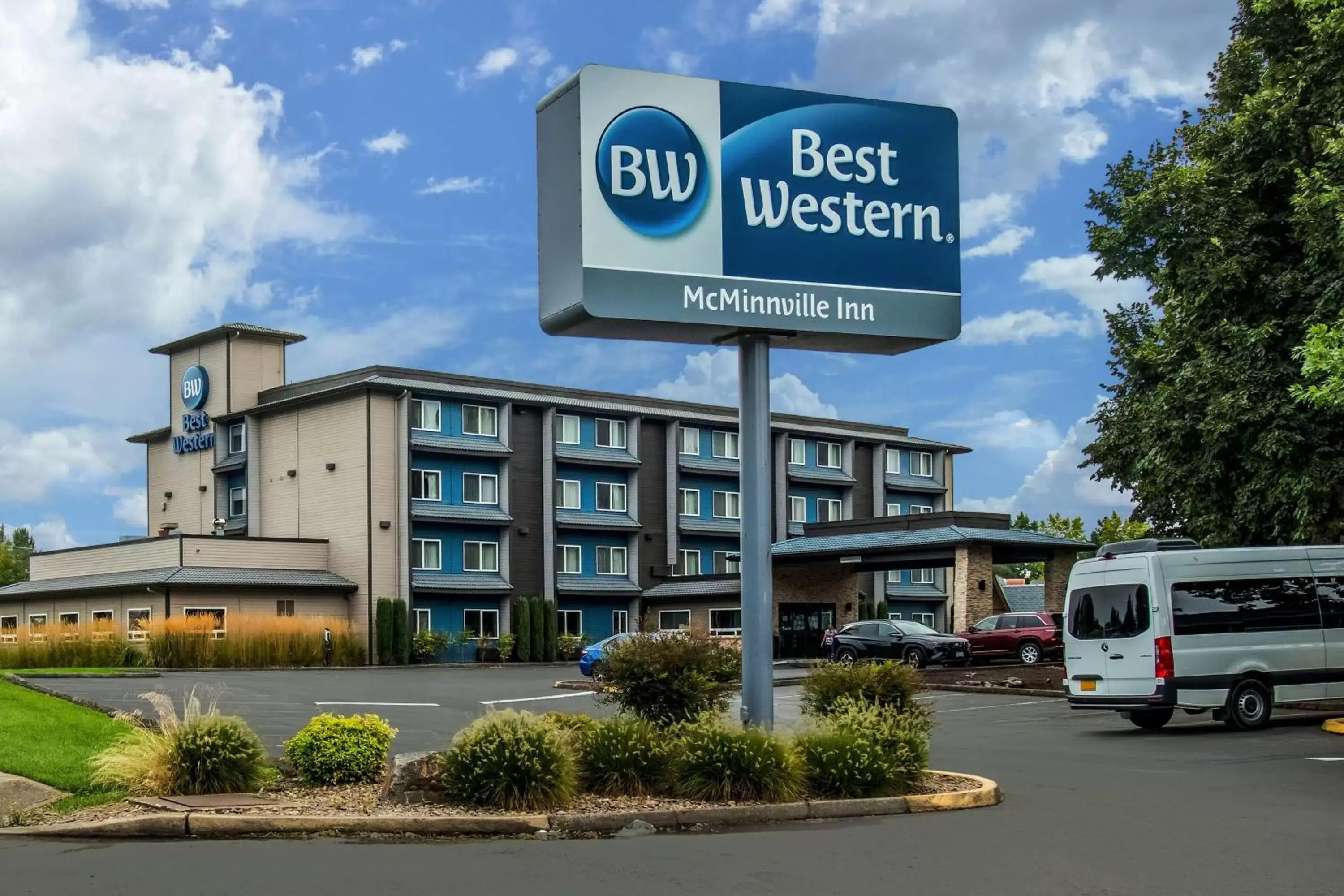 Property building in Best Western McMinnville Inn Property building in Best Western McMinnville Inn