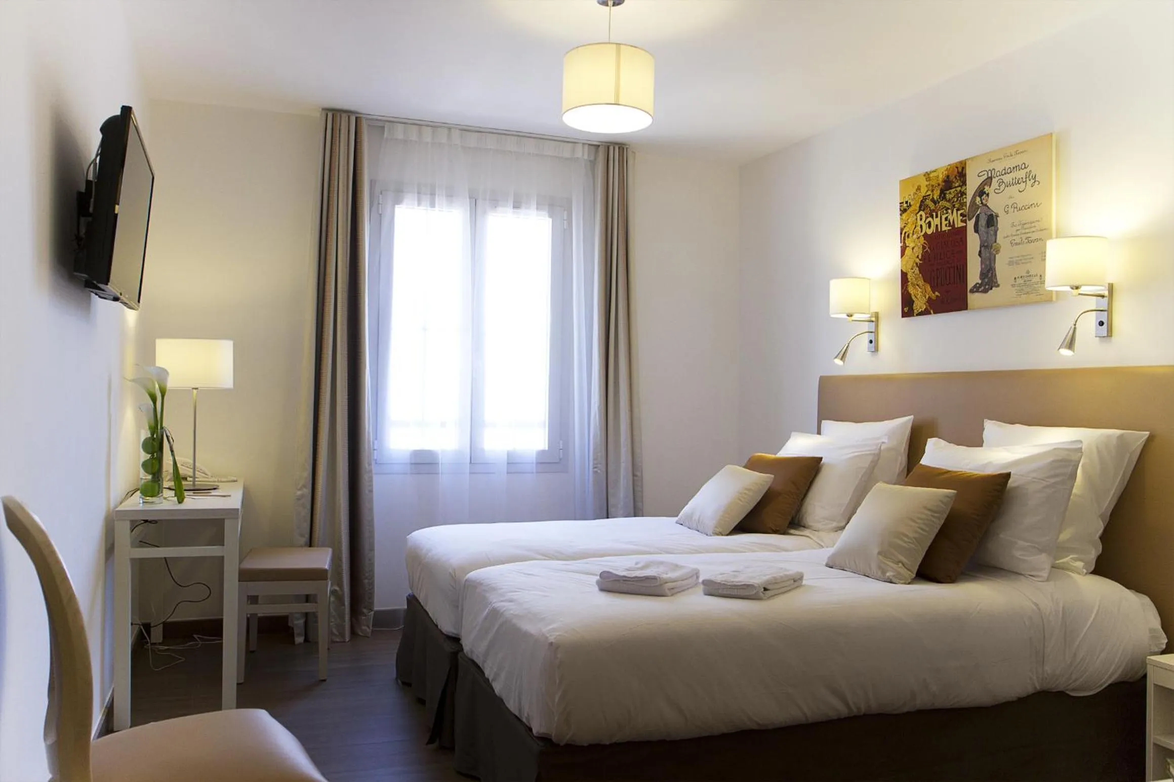 Bedroom, Bed in Hôtel CASABELLA Cannes Mouans Sartoux