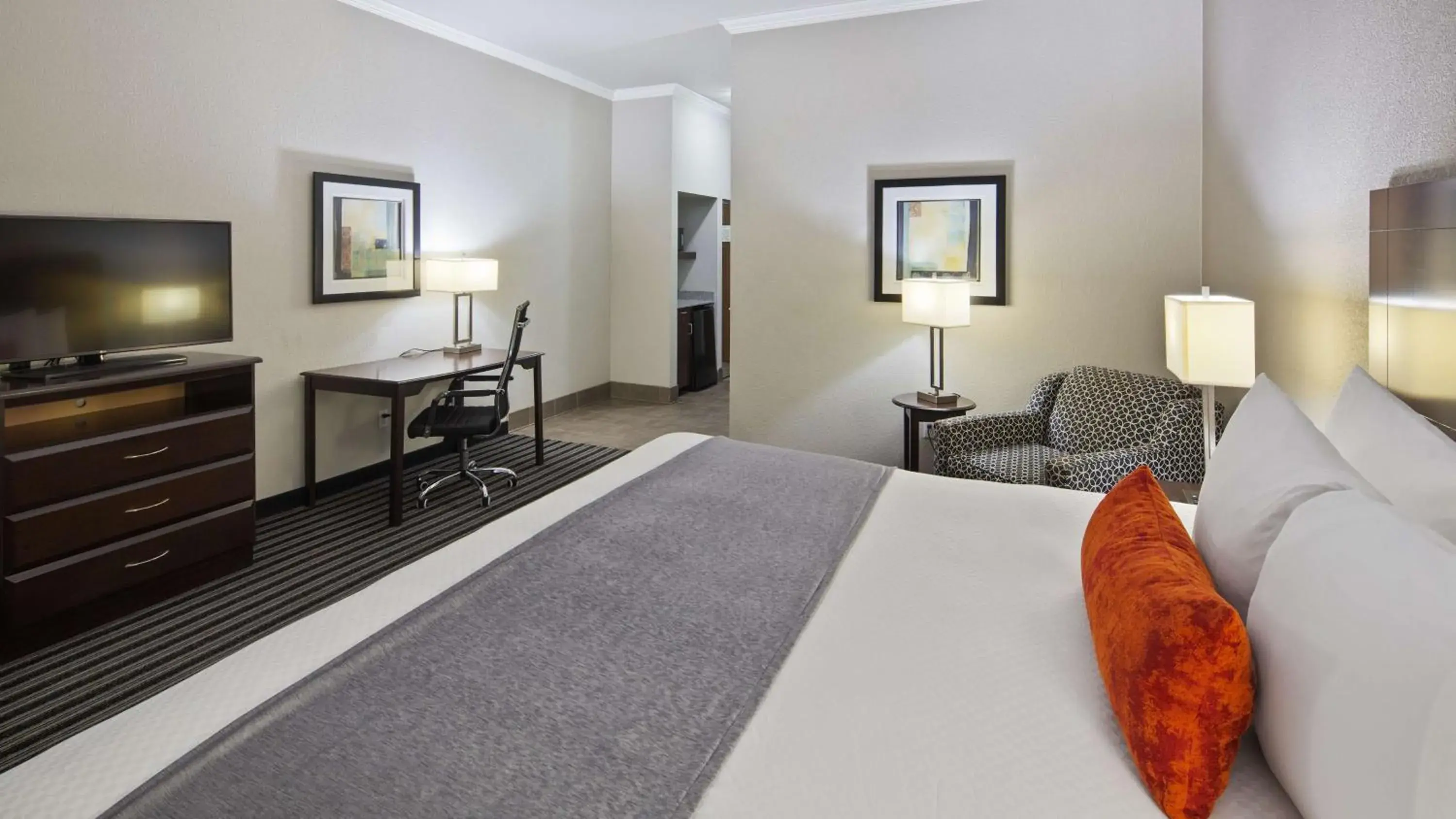 Photo of the whole room, Bed in Best Western PLUS Austin Airport Inn & Suites