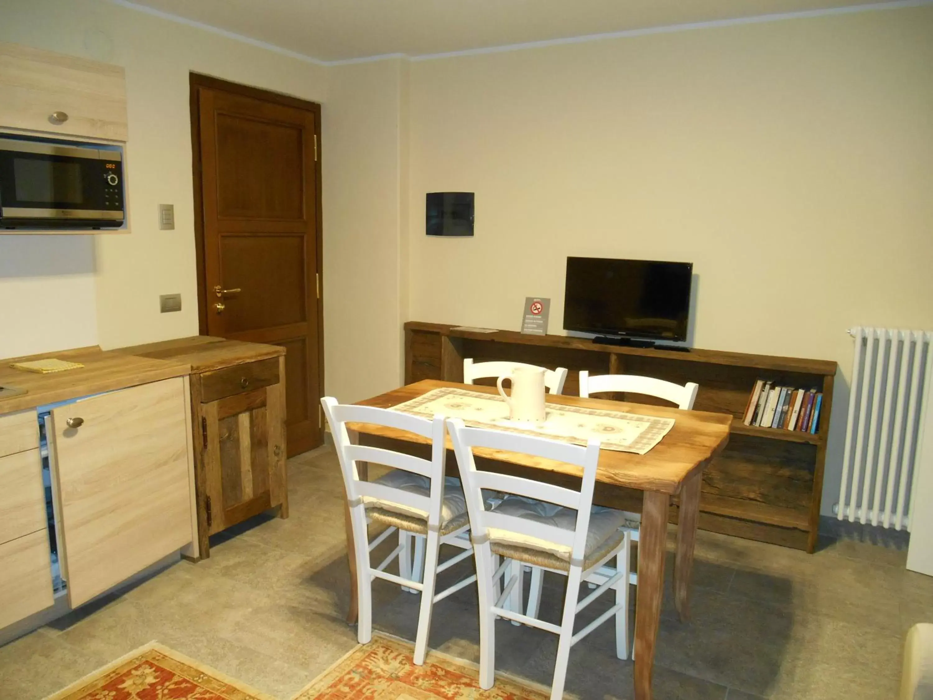 Living room, Dining Area in La Vigne de Papagran