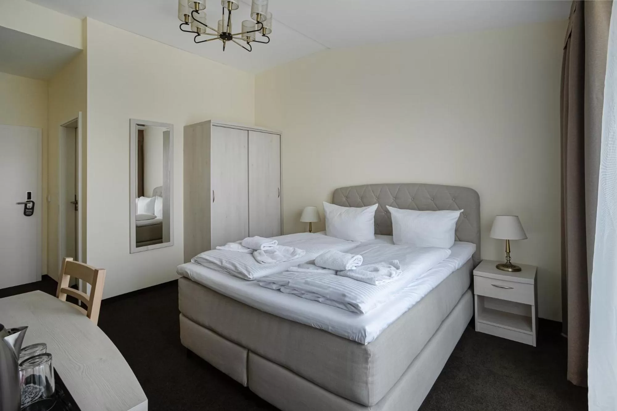 Staff, Bed in Upper Room Hotel Kurfürstendamm