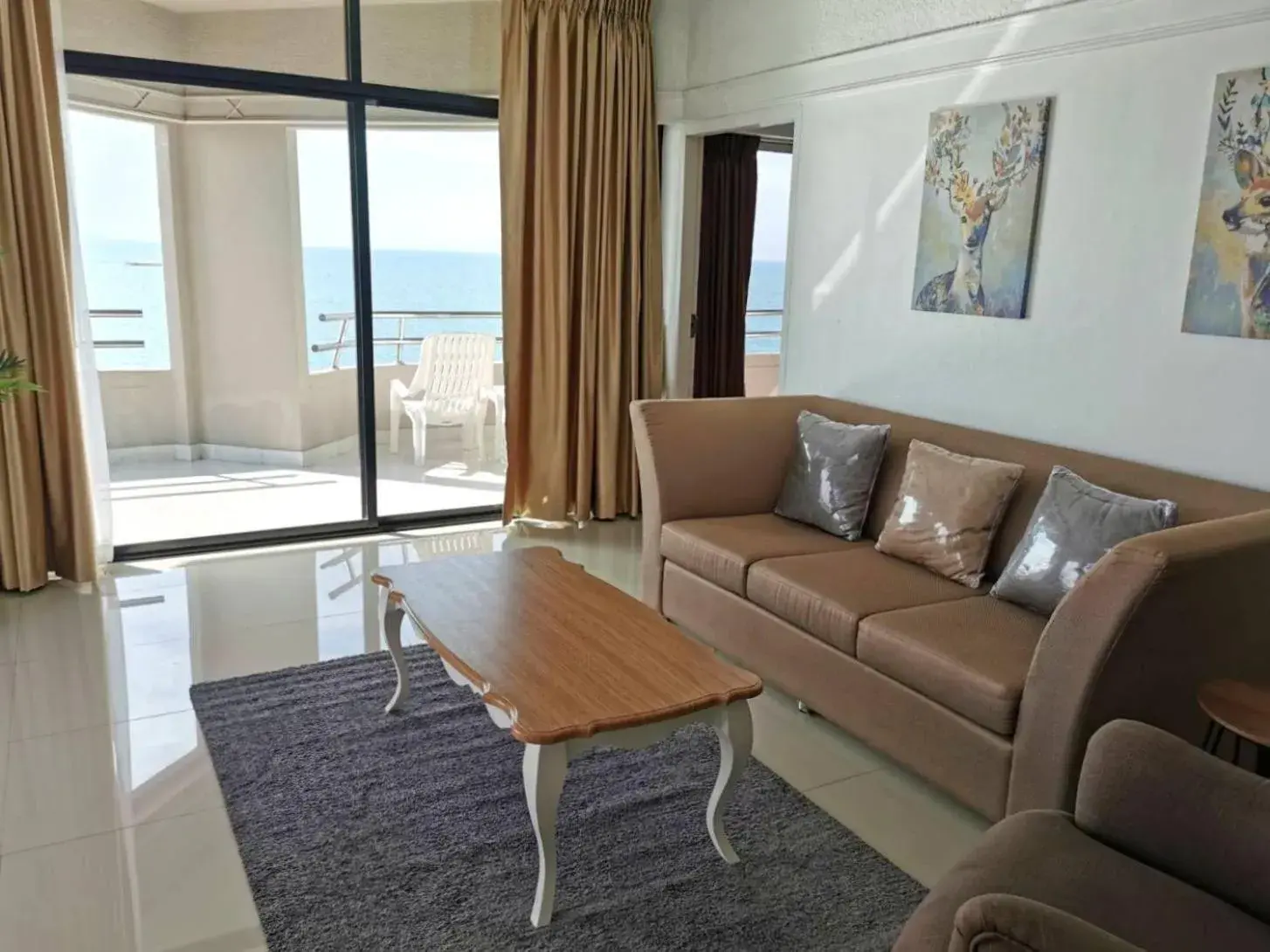 Living room, Seating Area in Markland Beach View