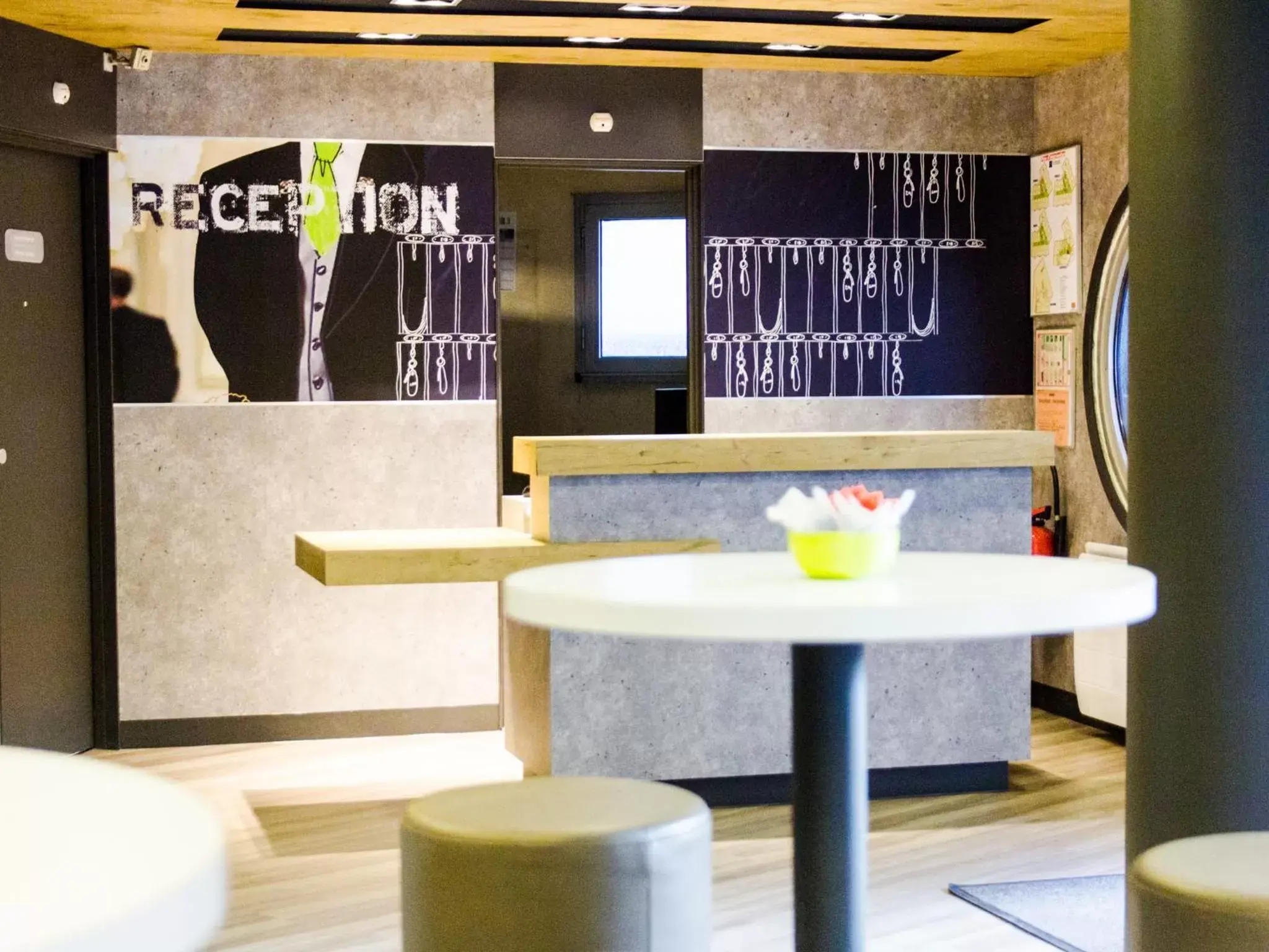 Lobby or reception in ibis budget Angoulême Centre