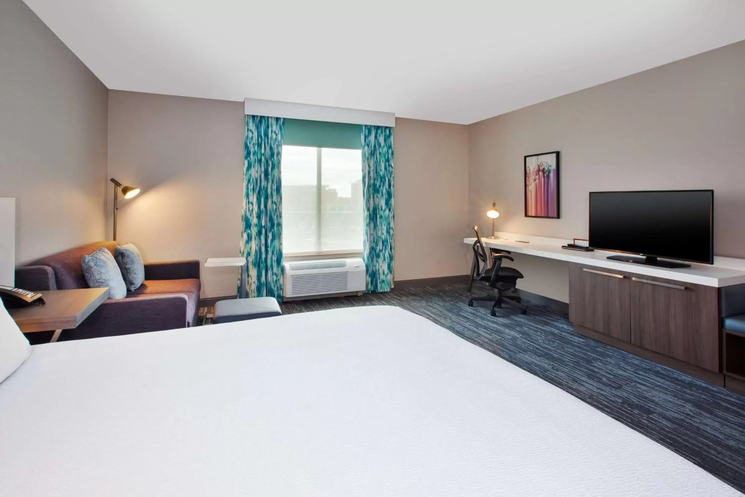 Bedroom, TV/Entertainment Center in Hilton Garden Inn Dayton/ Beavercreek