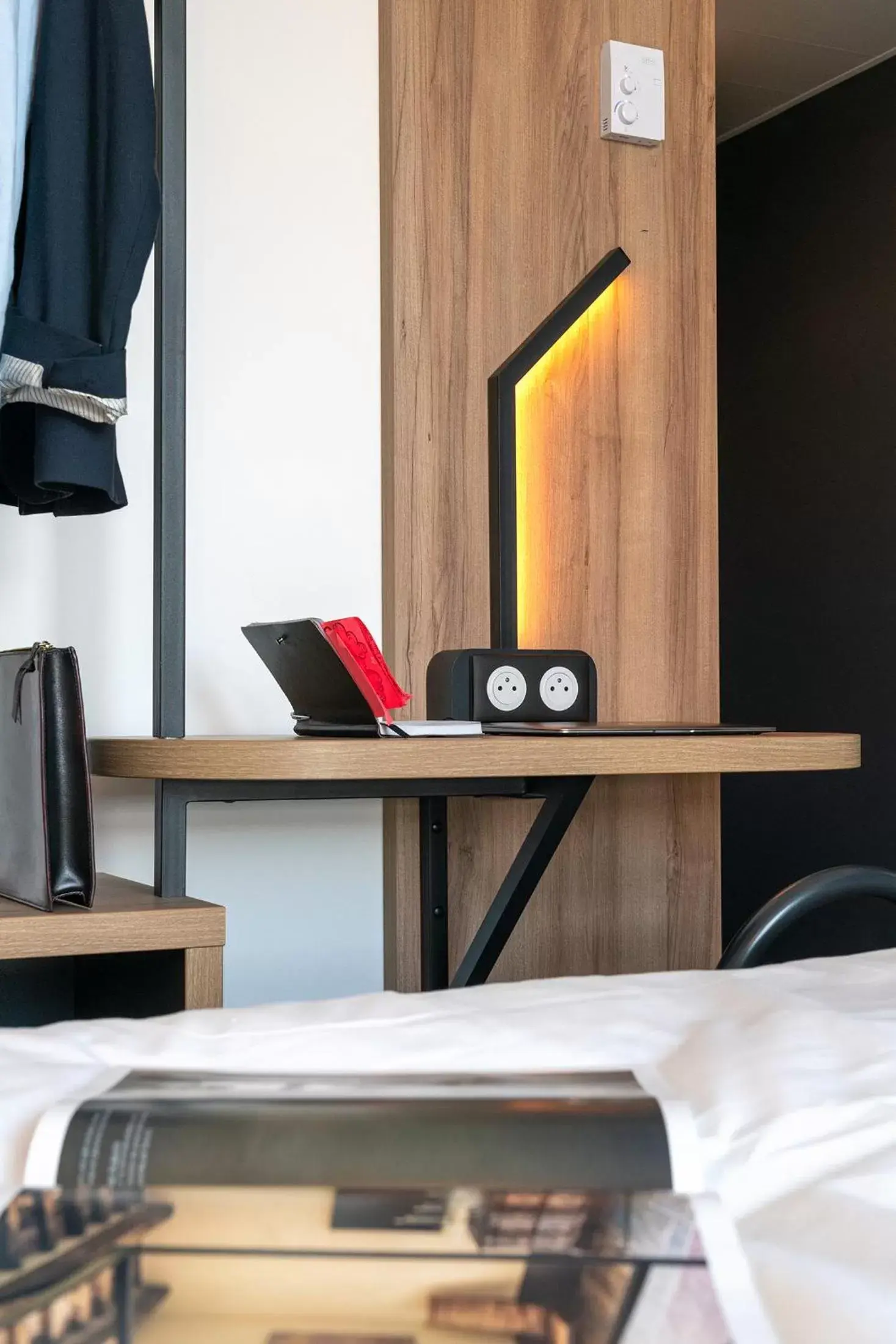 Bedroom, TV/Entertainment Center in B&B HOTEL Poitiers Aéroport