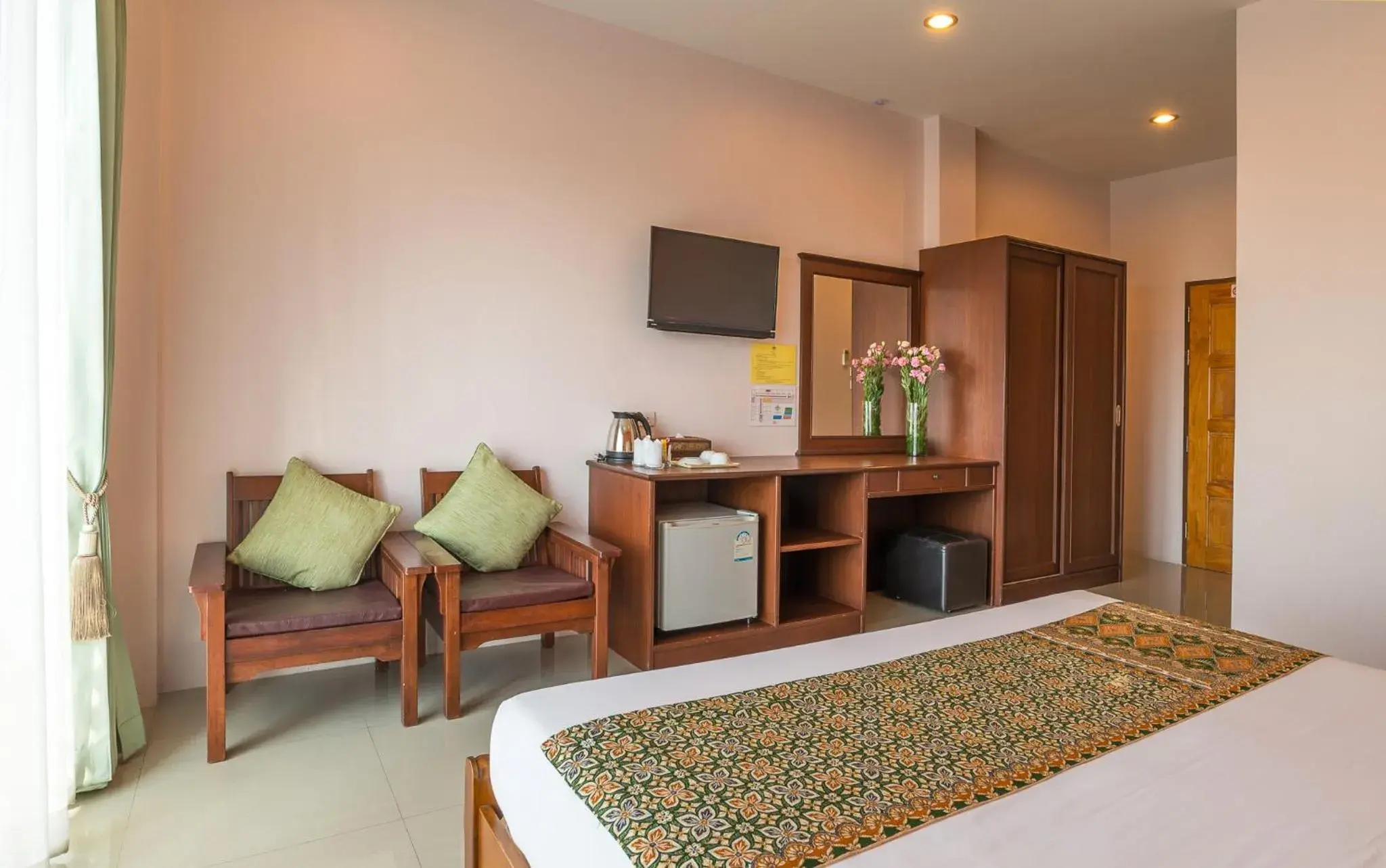 Bed, TV/Entertainment Center in Krabi Phetpailin Hotel