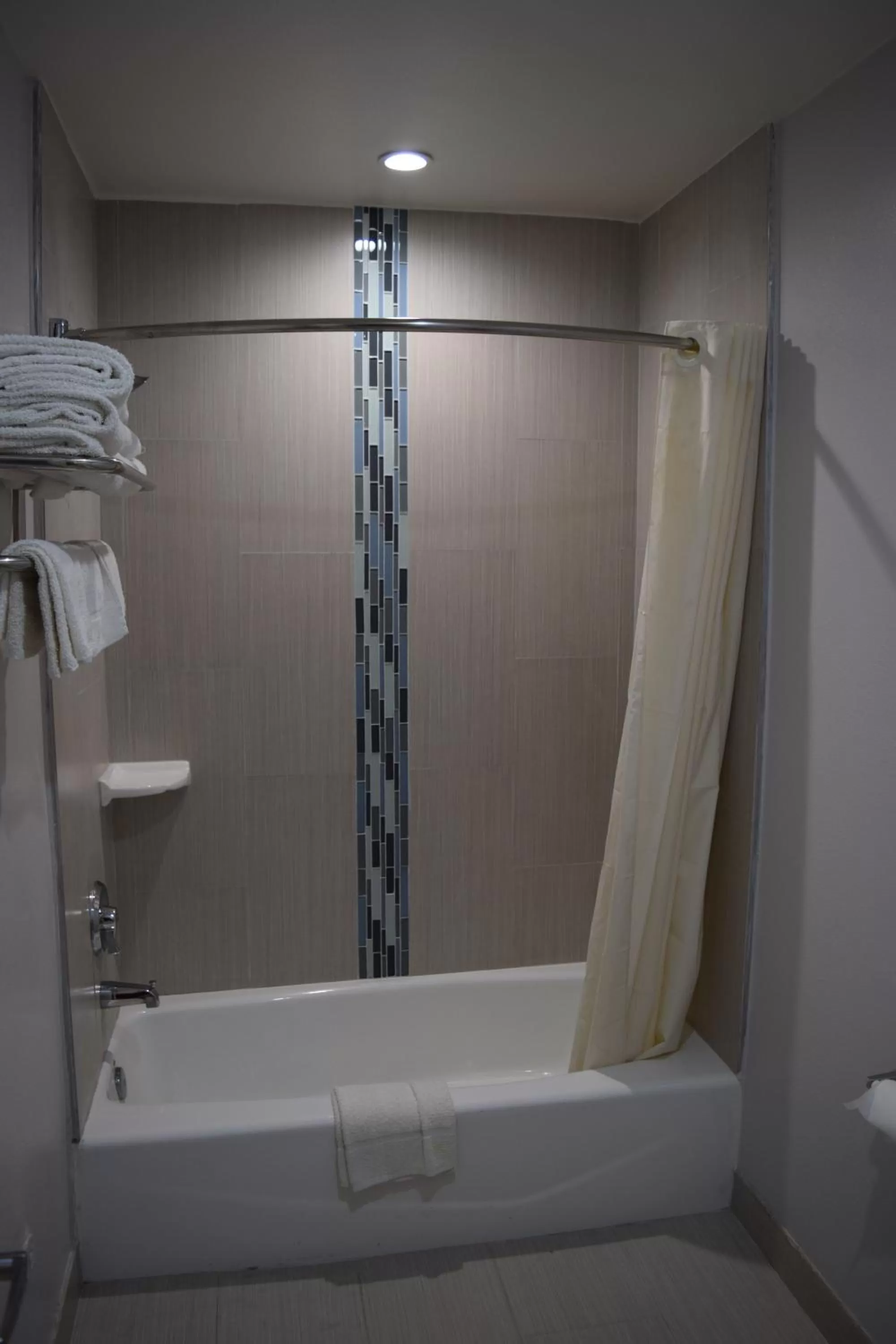 Bathroom in Deluxe Inn Hawthorne/ LAX