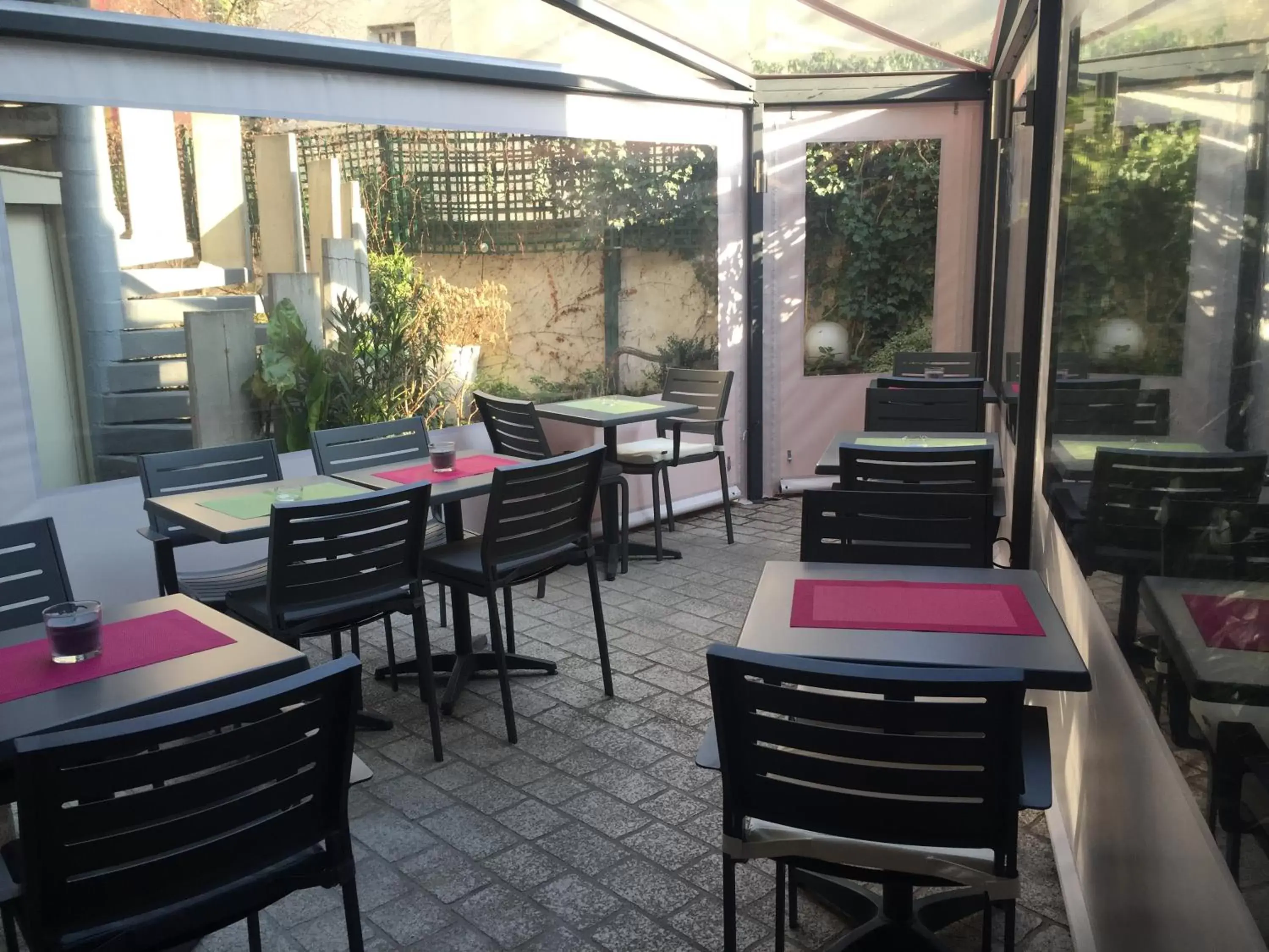 Patio, Restaurant/Places to Eat in Hotel Dauphin