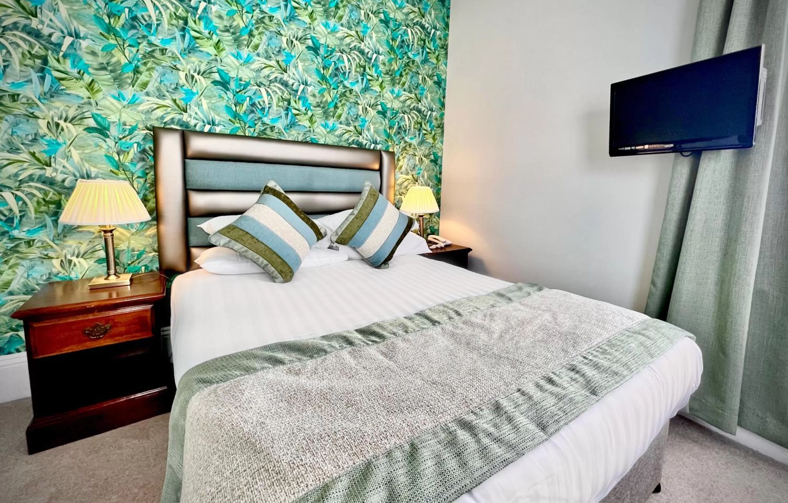 Bedroom, Bed in Abbey Sands Hotel