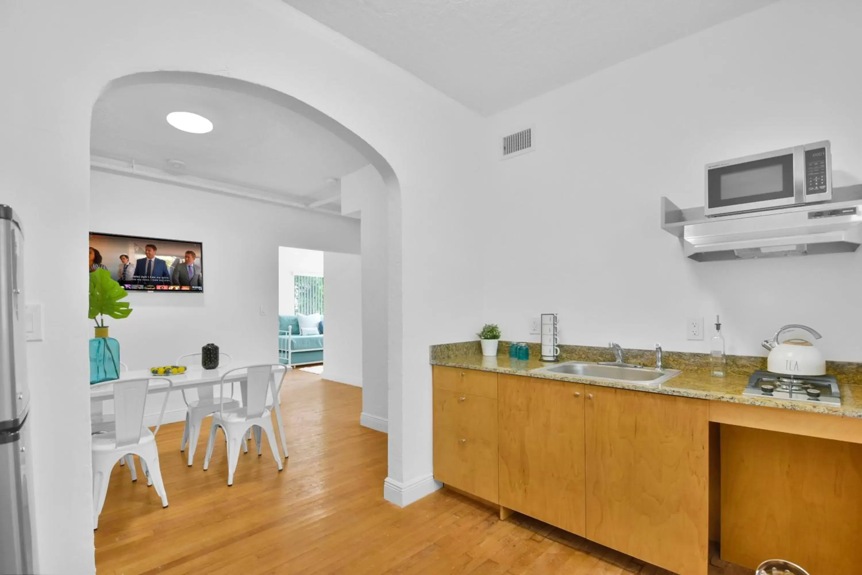 TV and multimedia, Kitchen/Kitchenette in West Deco